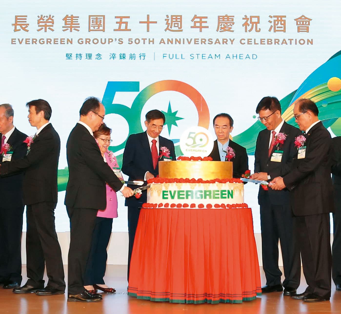 長榮集團分家由老大張國華(右4)、老三張國政(右3)主導,目前仍持續分產當中。(翻攝長榮官網)