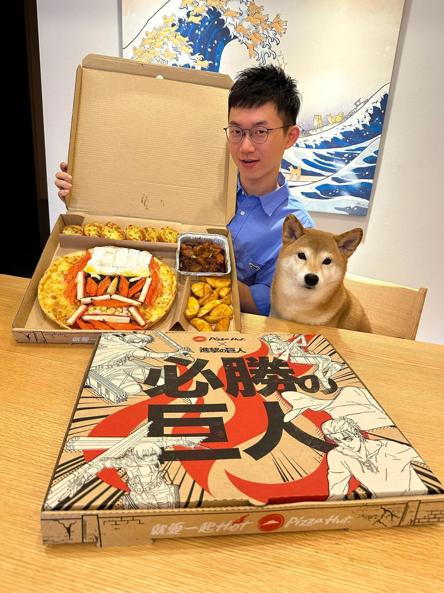 視網膜開箱必勝客與《進擊的巨人》合作的「巨人臉披薩」。(翻攝自視網膜 Retina臉書)