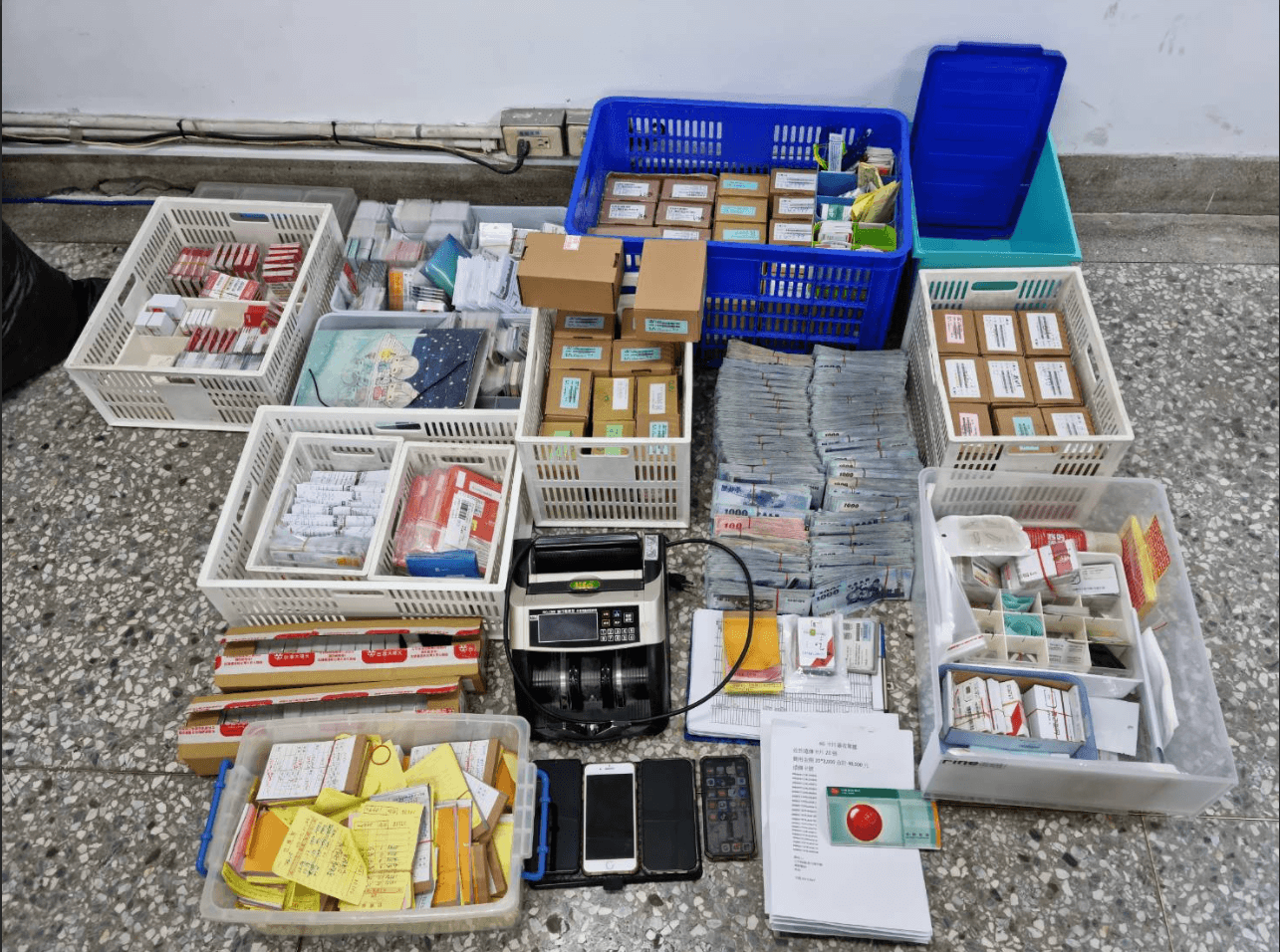 警方查扣人頭帳戶等大量贓證物。（刑事局提供）