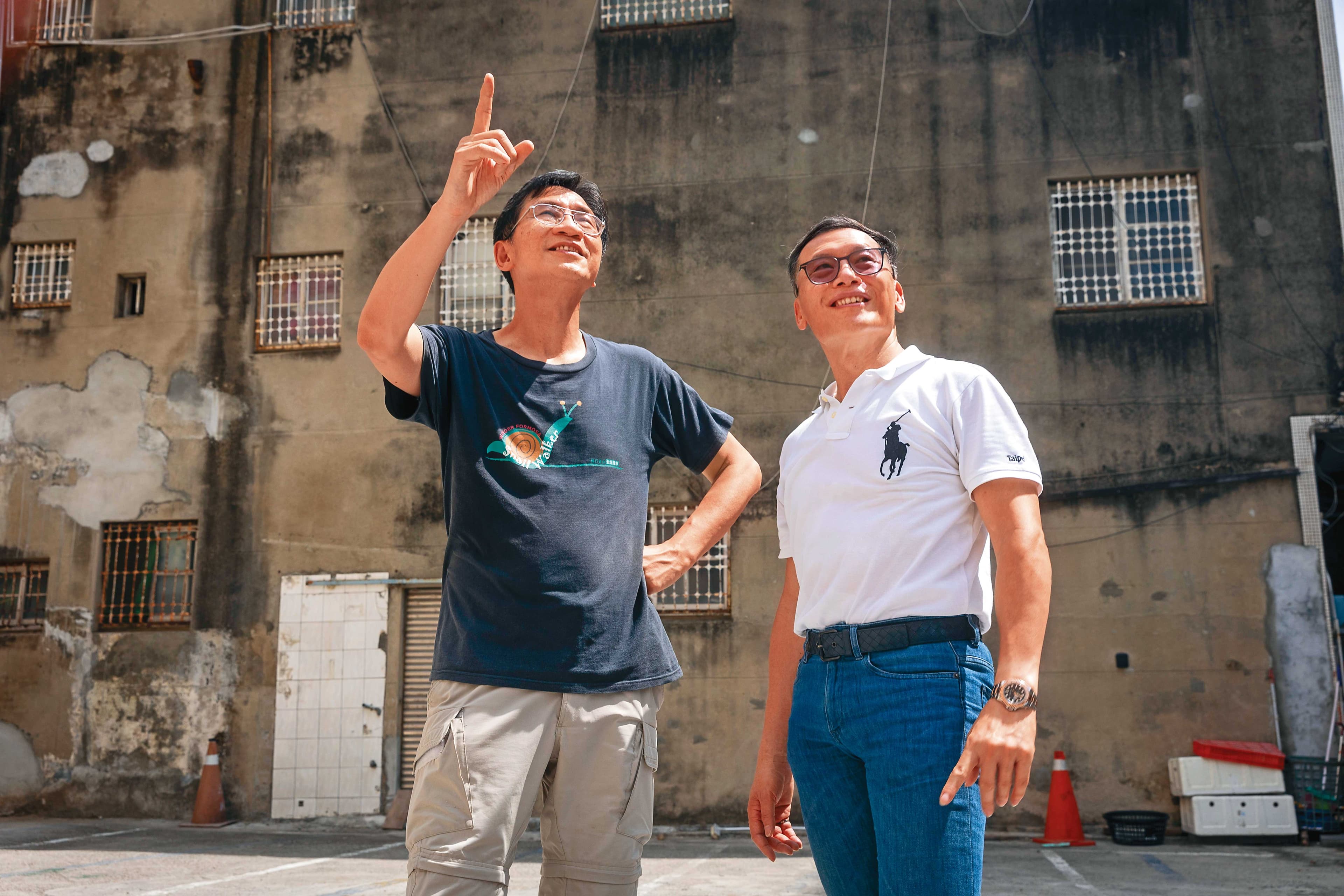 李偉文（左）成立閉鎖型公司，限制股權轉讓，讓產權一直握在有共識的夥伴手上。右為蝸居旅村董事長陳建霖。