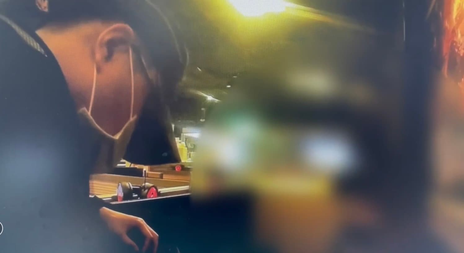 警方在網咖逮捕通緝犯黃男,並在他身上起出毒品。(翻攝畫面)