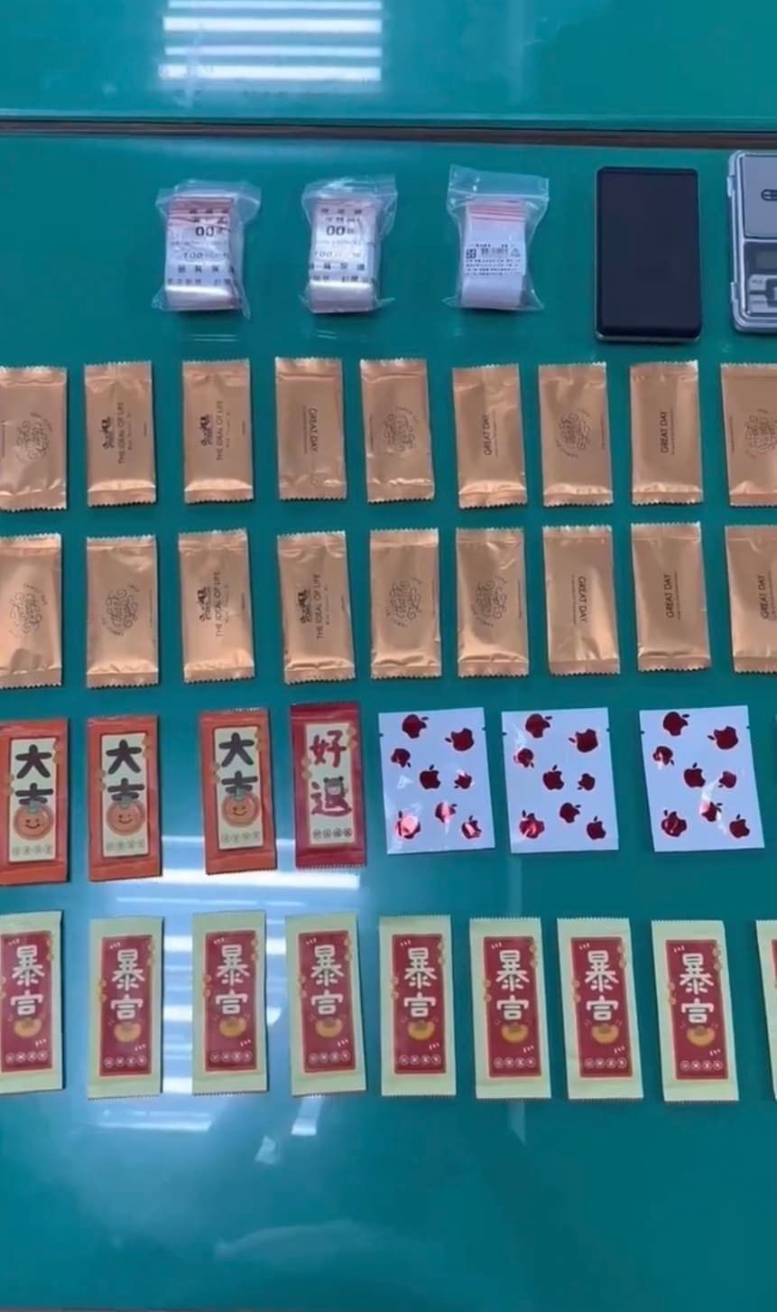 警方循線逮捕藥頭陳男,並在租屋處起出大批毒品。(翻攝畫面)