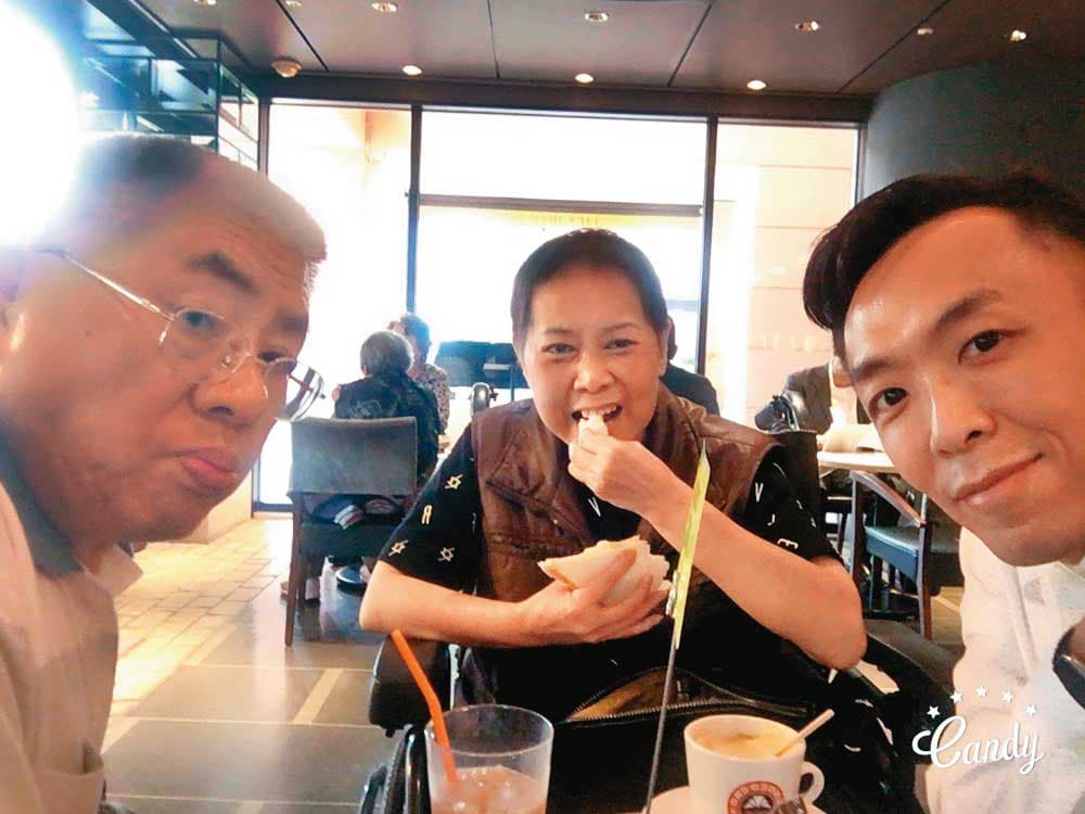 吳小帽(右)、媽媽(中)與歐吉桑(左)在日本咖啡店。(吳小帽提供)