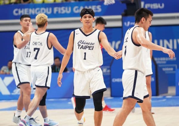 台灣男籃今以102:64大贏南非隊,確定進入9到12名排名賽。(大專體總提供)