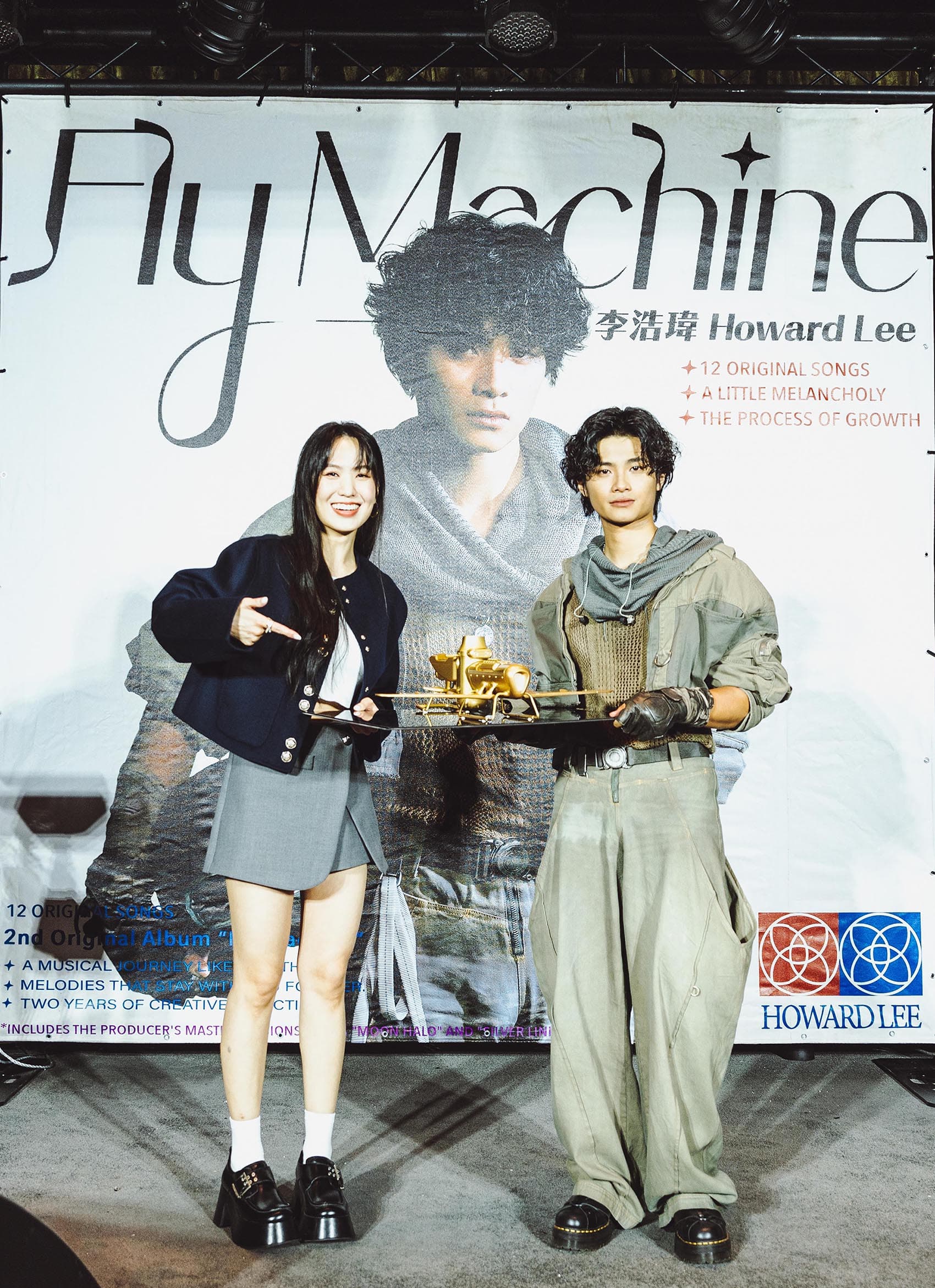 孫盛希送上跟專輯封面一模一樣的復古飛機,讓李浩偉很感動。(形上娛樂提供)