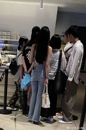 具俊曄陪同小S母女一起逛街。(翻攝自微博/芒果撈小萌主)