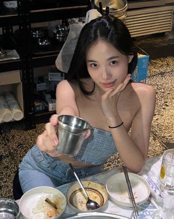 小S的二女兒Lily(許韶恩)在IG分享韓式料理餐廳吃飯照片。(翻攝自許韶恩IG)