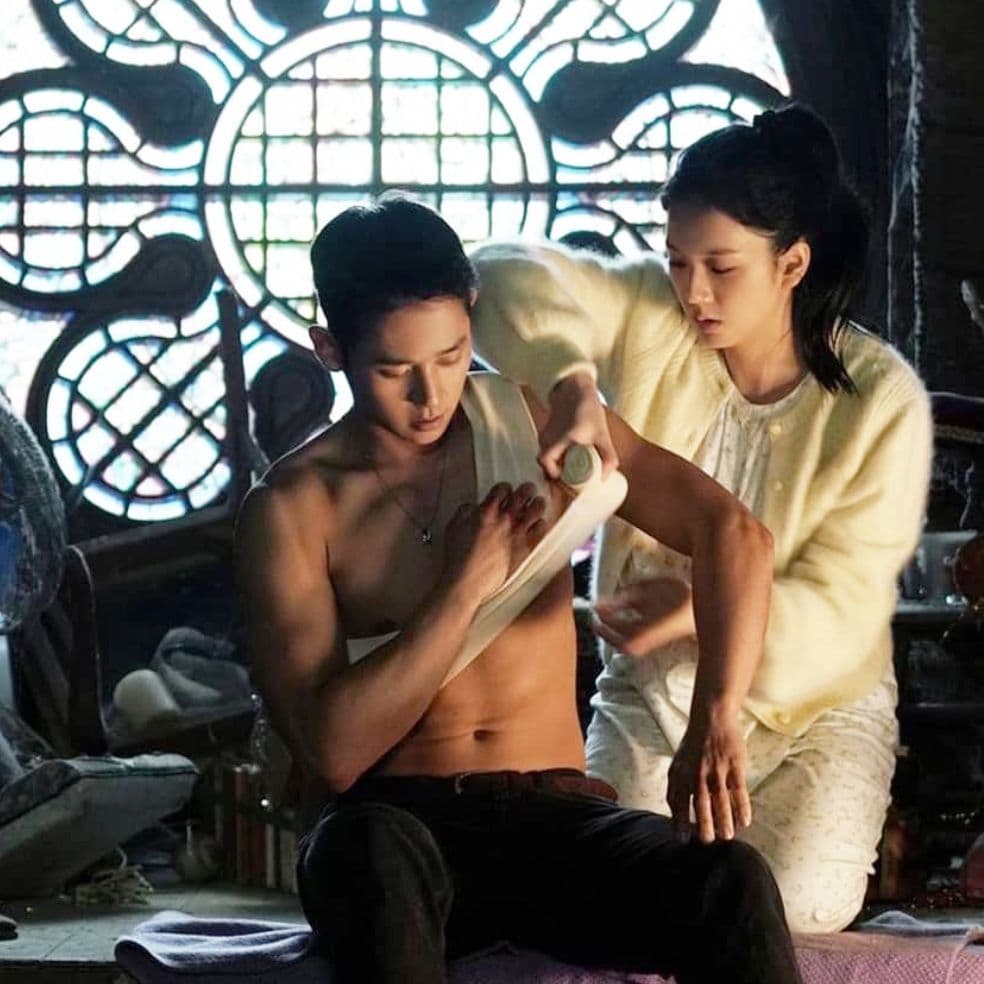 Jisoo曾與丁海寅合作《雪降花》,被外界推測是安普賢和Jisoo戀愛的紅娘,但丁海寅否認了。(網路圖片)