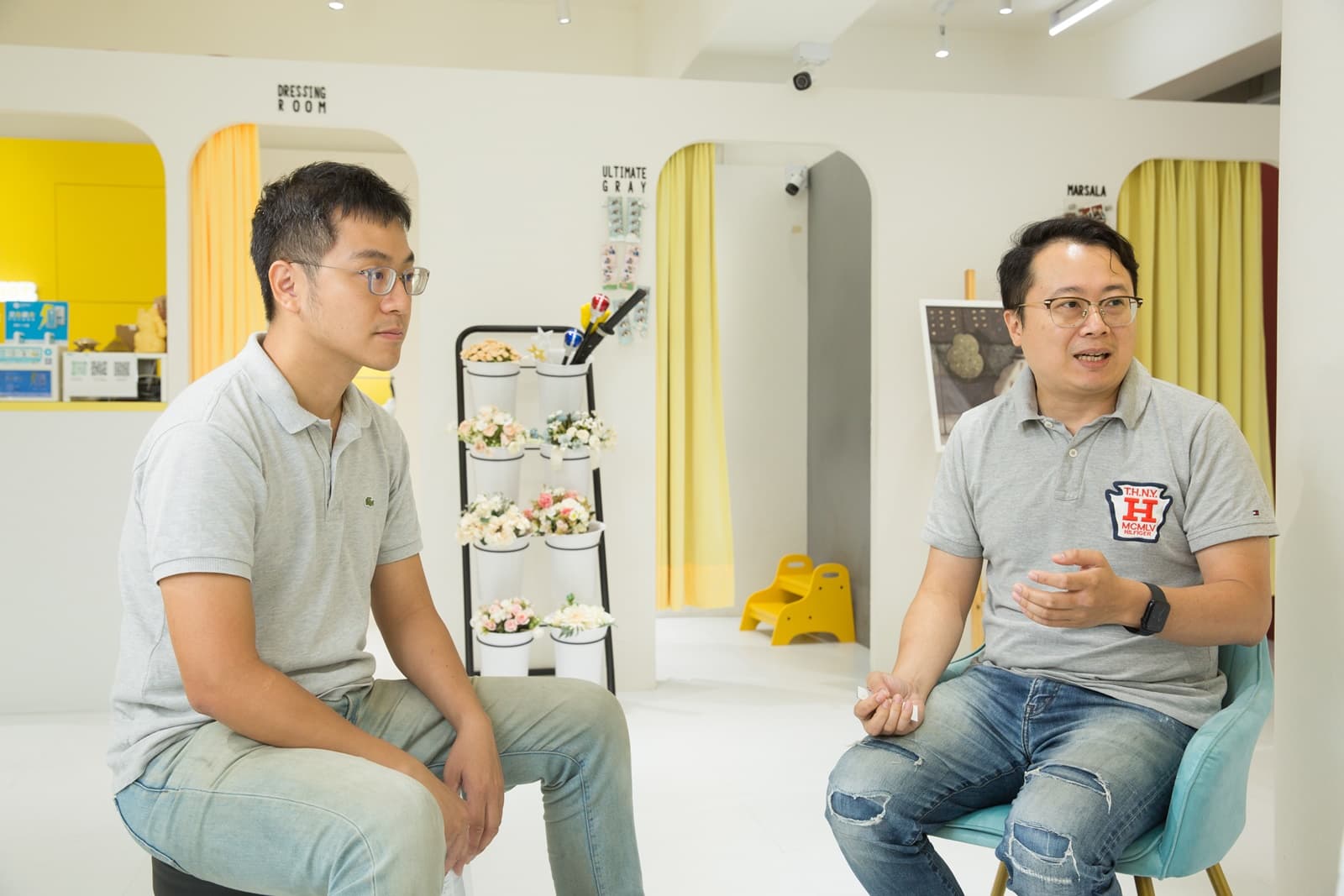 陳彥廷(右)與合夥人林伯彥(左)當初為了找店點,做足功課。