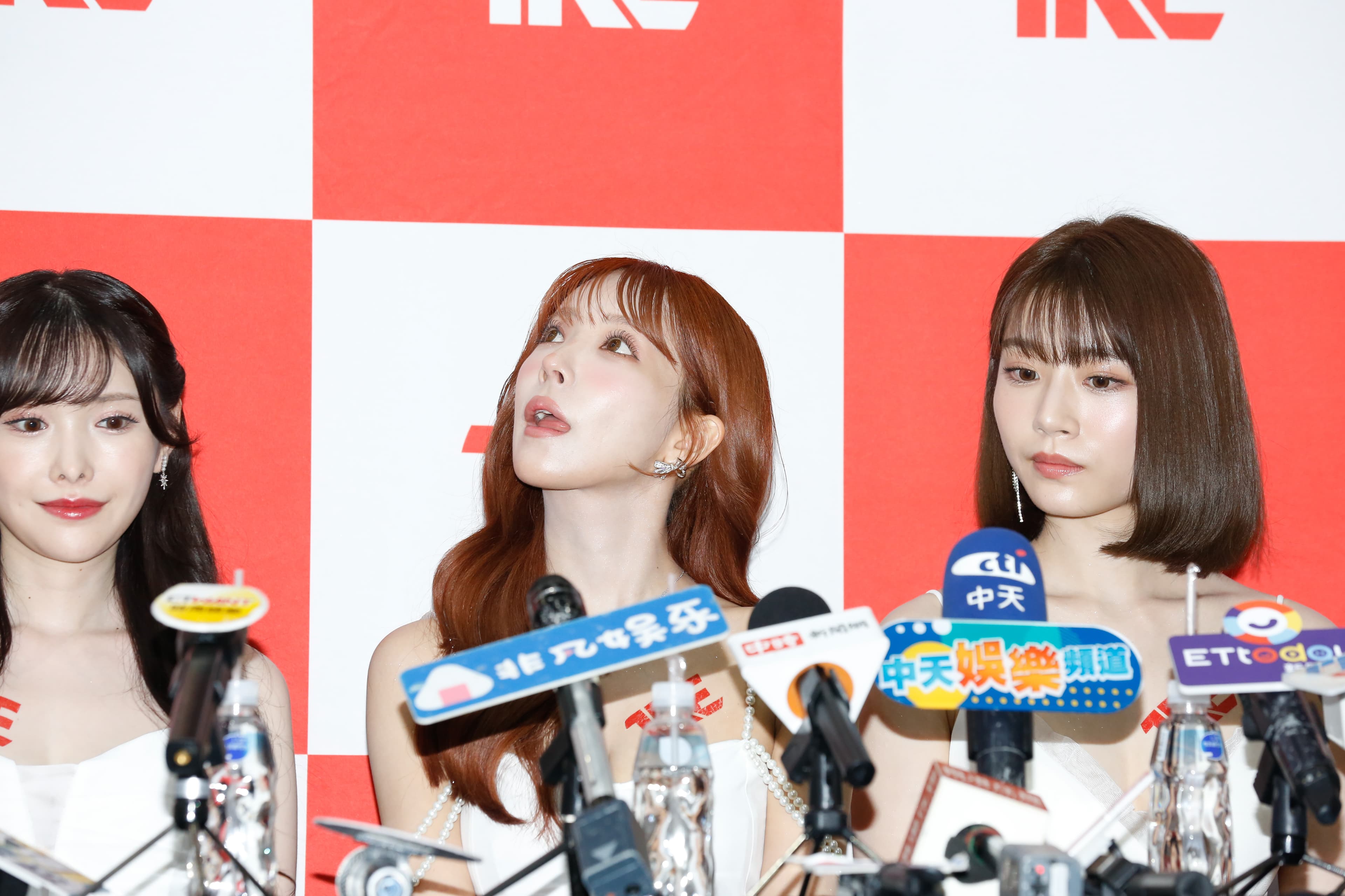 平面聯訪時,三上悠亞在其他女優發言時好奇地觀察會場。