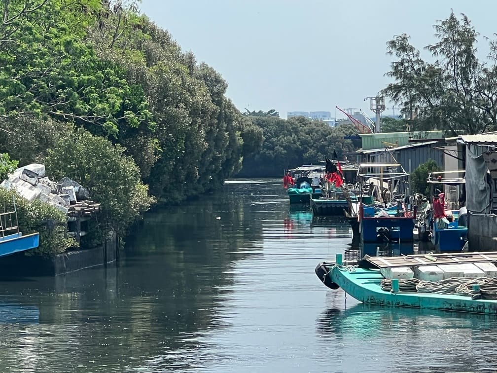 四鯤鯓位於河海交界,過去四鯤鯓碼頭為船隻往來繁忙的漁村碼頭。