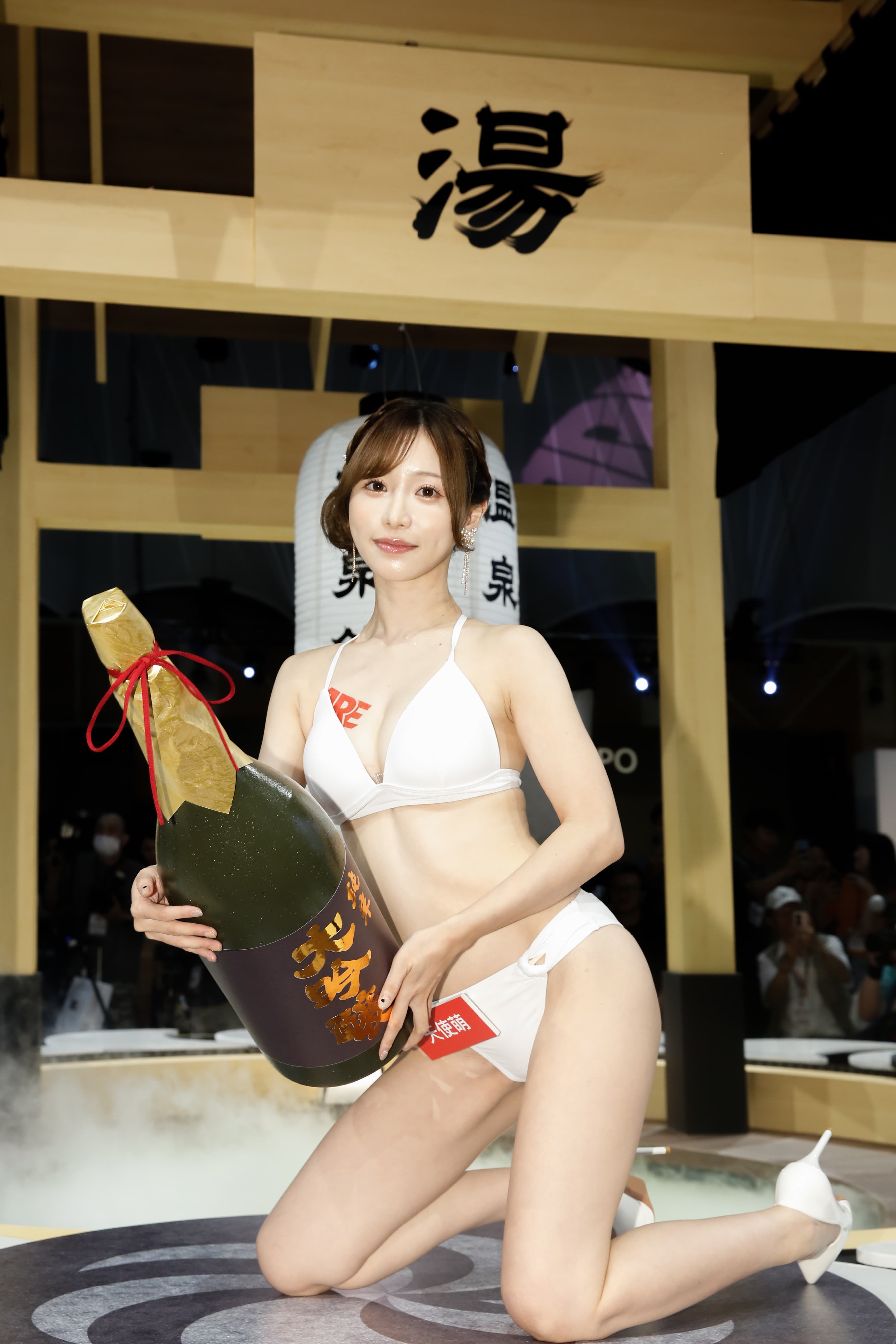 天使萌第二次參加成人展，拍照擺姿勢非常自然熟練。