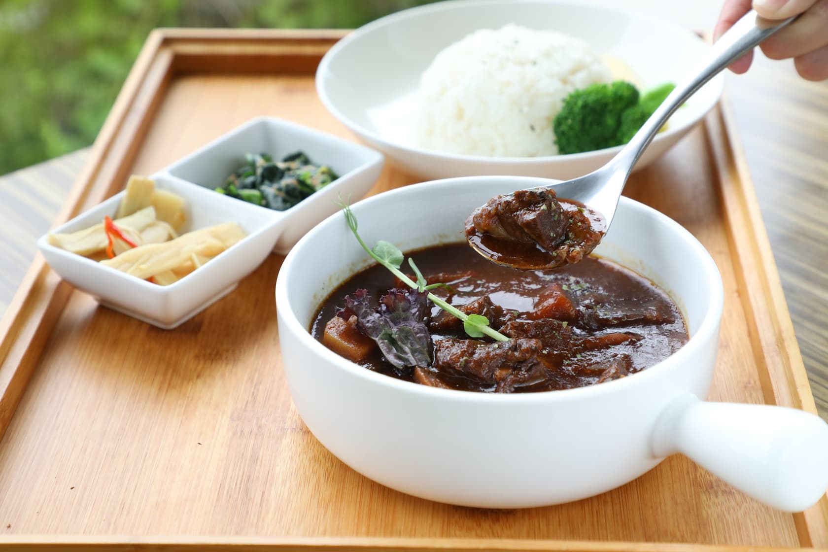 餐點選擇品項多元，圖為「紅酒燉牛肉飯」。（340元／份）