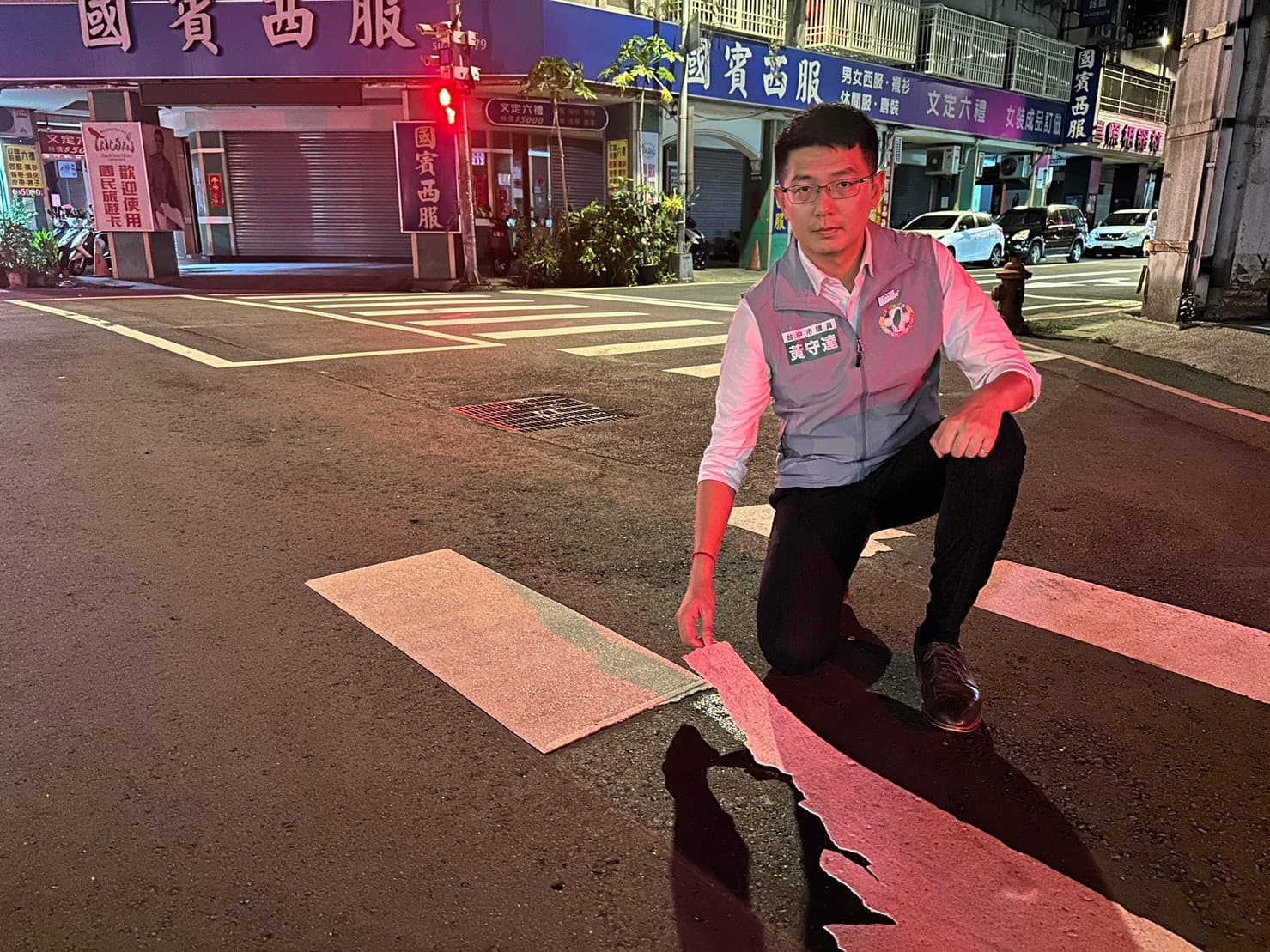 黃守達到現場勘查後發現,原先民眾拍攝的移位標線已經失蹤,且殘存的標線還能整塊掀起來,剝落的狀況也越來越嚴重。(翻攝自黃守達臉書)