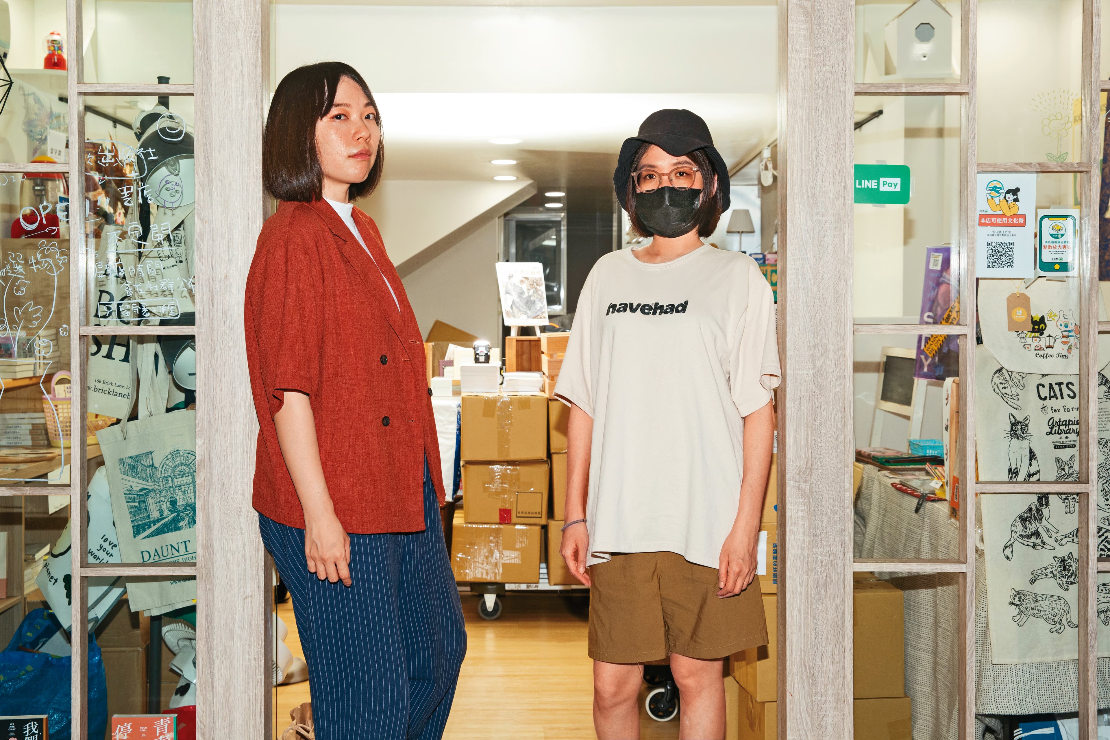 《Day Off》由留守番工作室總編輯黃思蜜(左)與漫畫家每日青菜(右)共同孵育,成功售出8種語言版權。