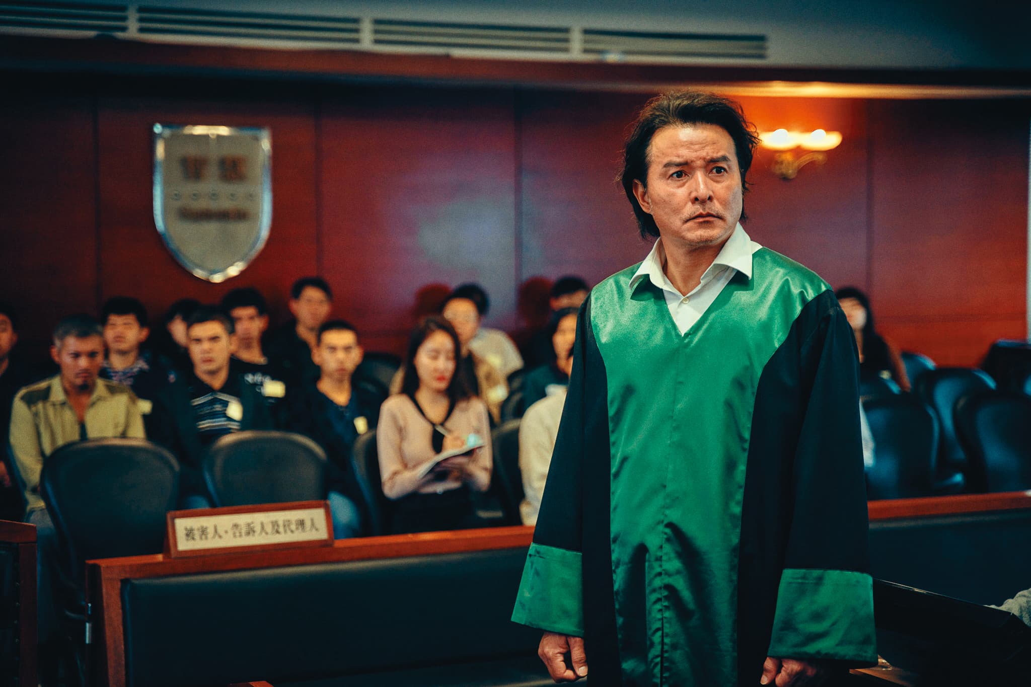 李銘順的演技狂放入心,在《八尺門的辯護人》演原住民律師令觀眾折服。(鏡文學提供)