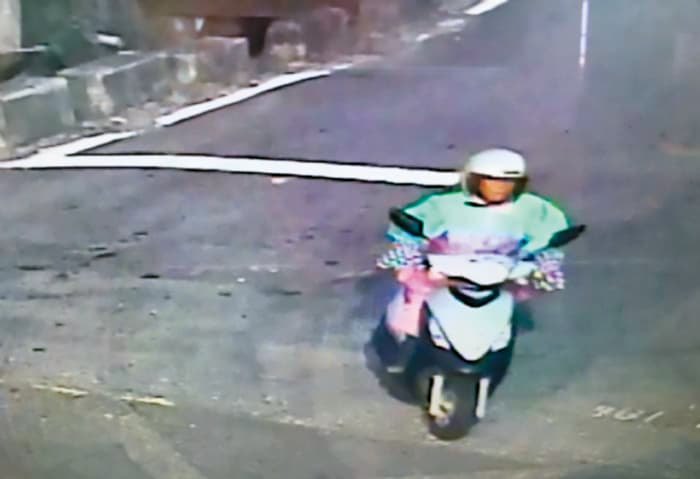 警方調閱監視器發現劉女穿著雨衣騎車的畫面,與目擊者指證情形相符。(翻攝畫面)