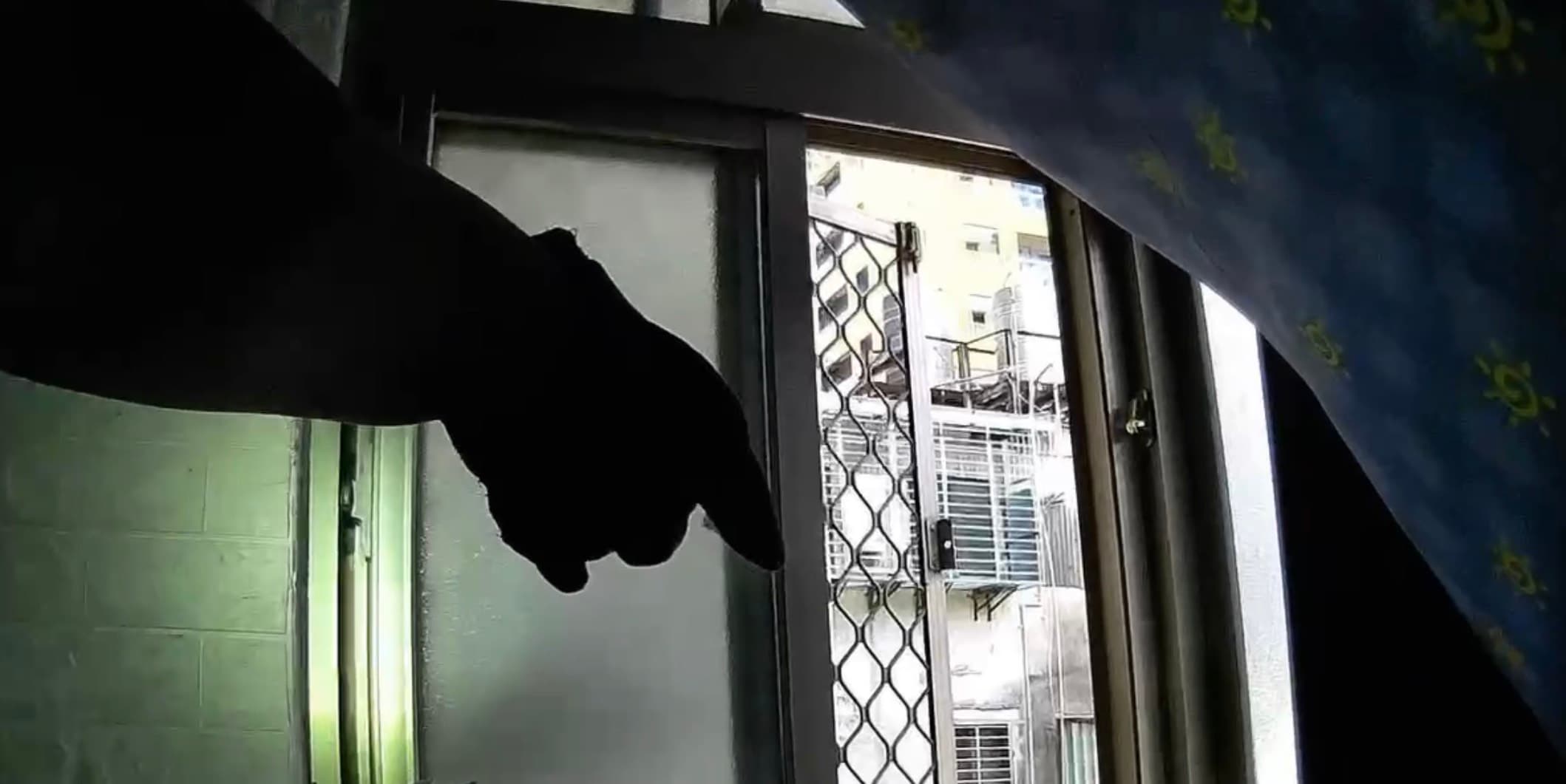 警方進入廖男住處搜索,發現他已從2樓跳窗逃逸。(翻攝畫面)