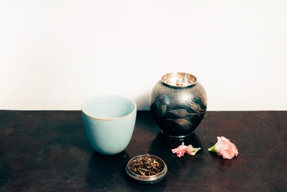 《池宗憲的節氣茶事》結合24節氣,以12種茶、12組茶器,提供一整年的品飲提案,其中芒種、夏至之際宜飲東方美人茶。由於茶葉呈條索狀,緊實、多芽,如果沒有充分浸潤,無法整個展開,所以沖泡時水要徐徐注入壺內,用無毛細孔的瓷壺最能完整呈現東方美人的風味,而1975年由台灣陶藝家蔡曉芳成立的曉芳窯,代表作之一的仿宋汝窯瓷器,是品茗愛好者的夢幻逸品。(來源:鏡好聽)