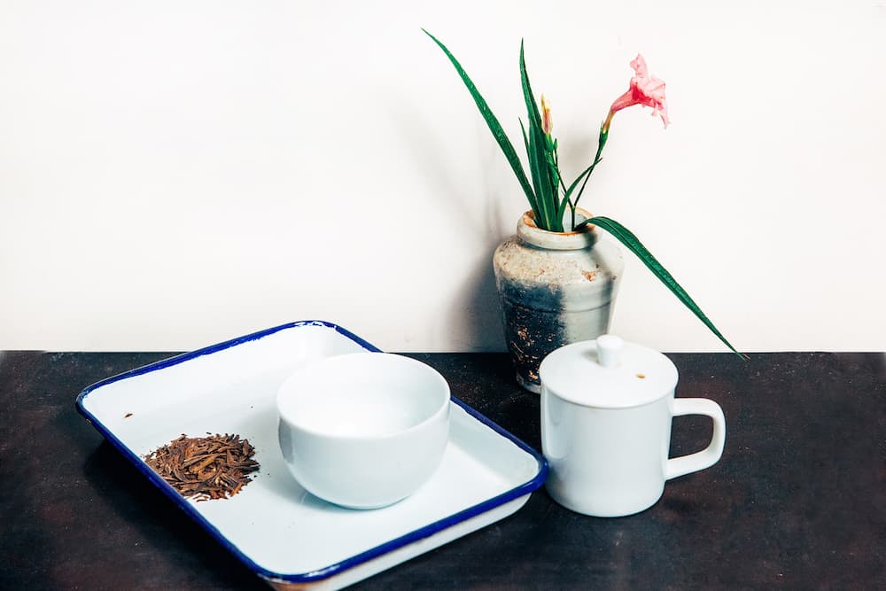 3月驚蟄、春分之際,適合喝龍井茶。龍井茶為中國十大名茶之一,產自杭州西湖 一帶,茶乾幼嫩細緻,茶湯滋味鮮爽,台灣戰後開始製作龍井,產地以三峽為代表。圖中茶具為評比茶葉用的茶具組,以杯沖泡,用碗盛裝,純白瓷器適合呈現綠茶透亮的色澤。(來源:鏡好聽)