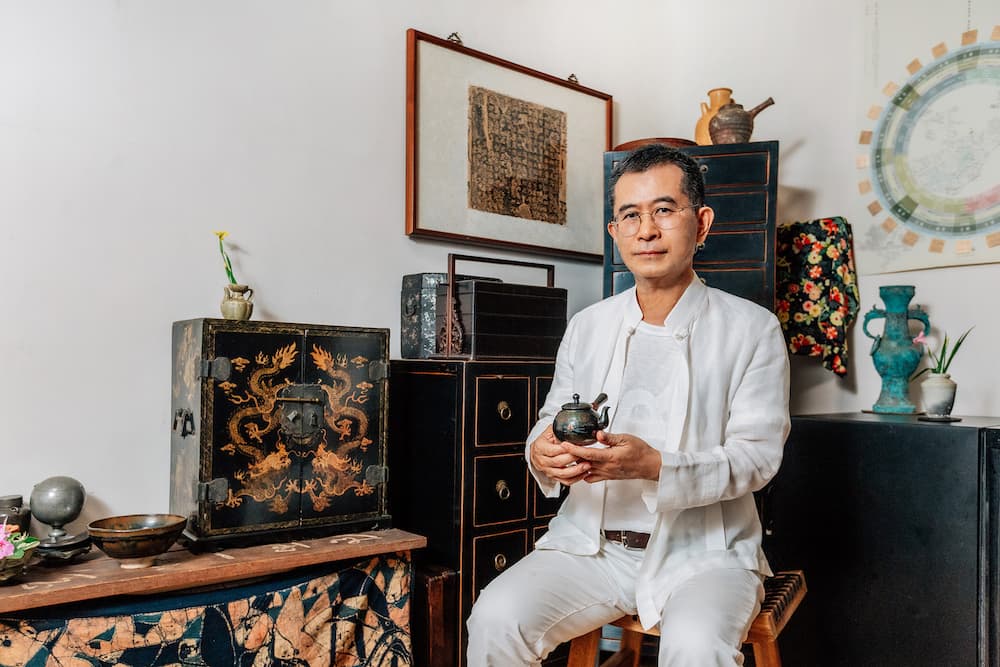 池宗憲,深耕茶界40年,著有《茶席・曼荼羅》、《品茶入菜引美味》、《紅樓夢醒 : 茶與器.假作真.有還實》⋯⋯等40本專書。後來從西方餐酒搭配與米其林餐飲體驗獲得靈感,開始推廣「餐茶搭配」(Tea Pairing),並創立了國際侍茶師學院。(來源:鏡好聽)
