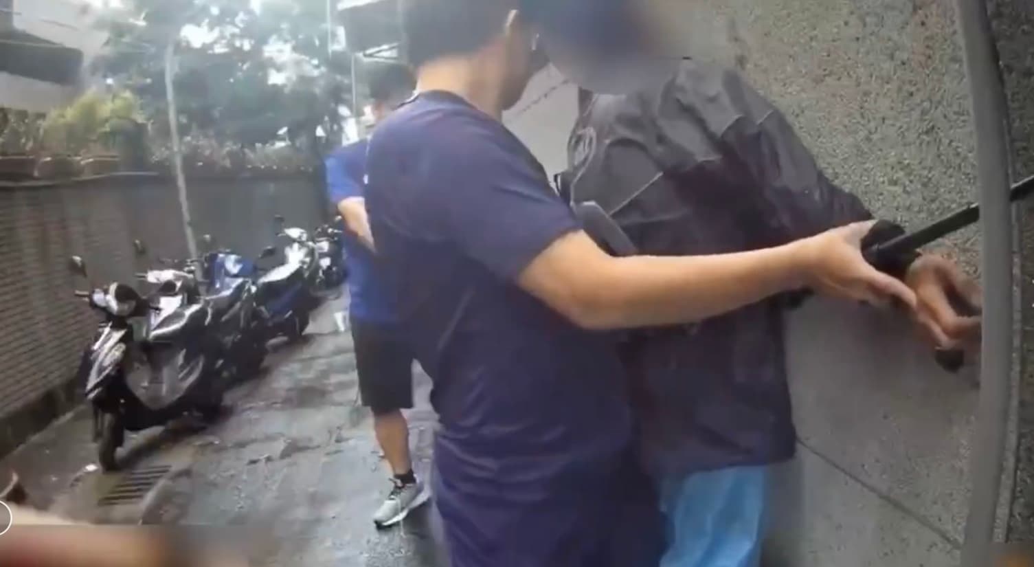 警方在新店區埋伏,見周男現身立即上前將他逮捕。(翻攝畫面)