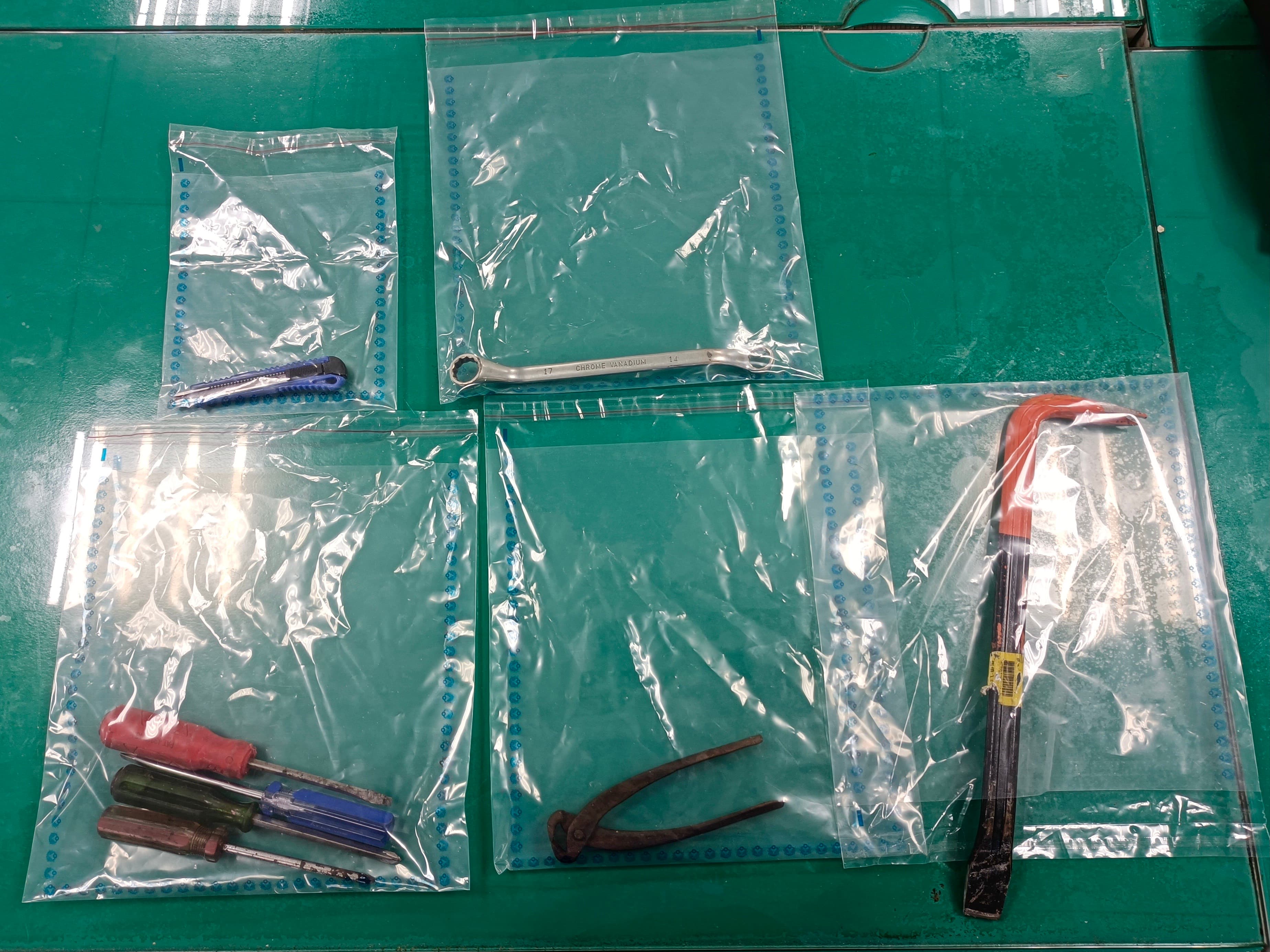 警方在周男身上起出一批犯案工具。(翻攝畫面)