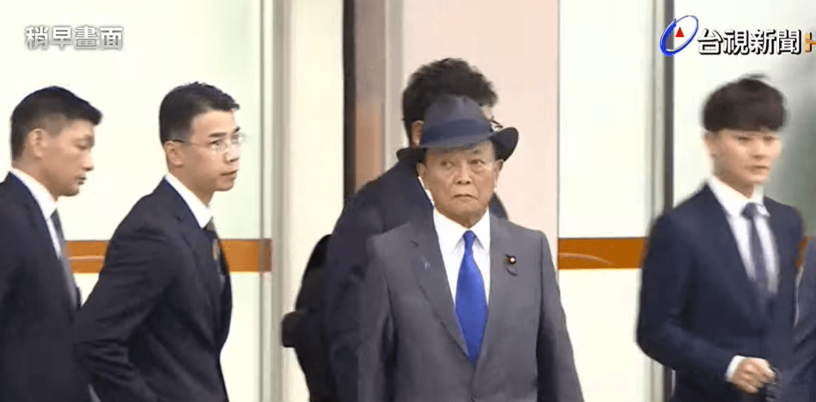 麻生太郎抵達松山機場。(翻自台視YT畫面)