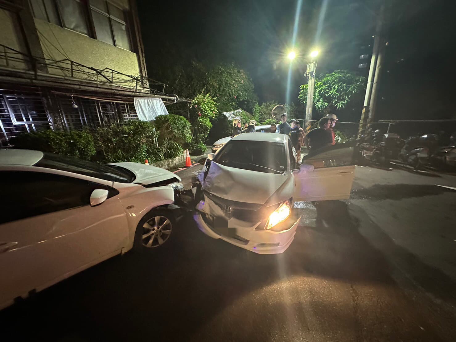 3車連環撞導致車輛多處毀損。(翻攝畫面)