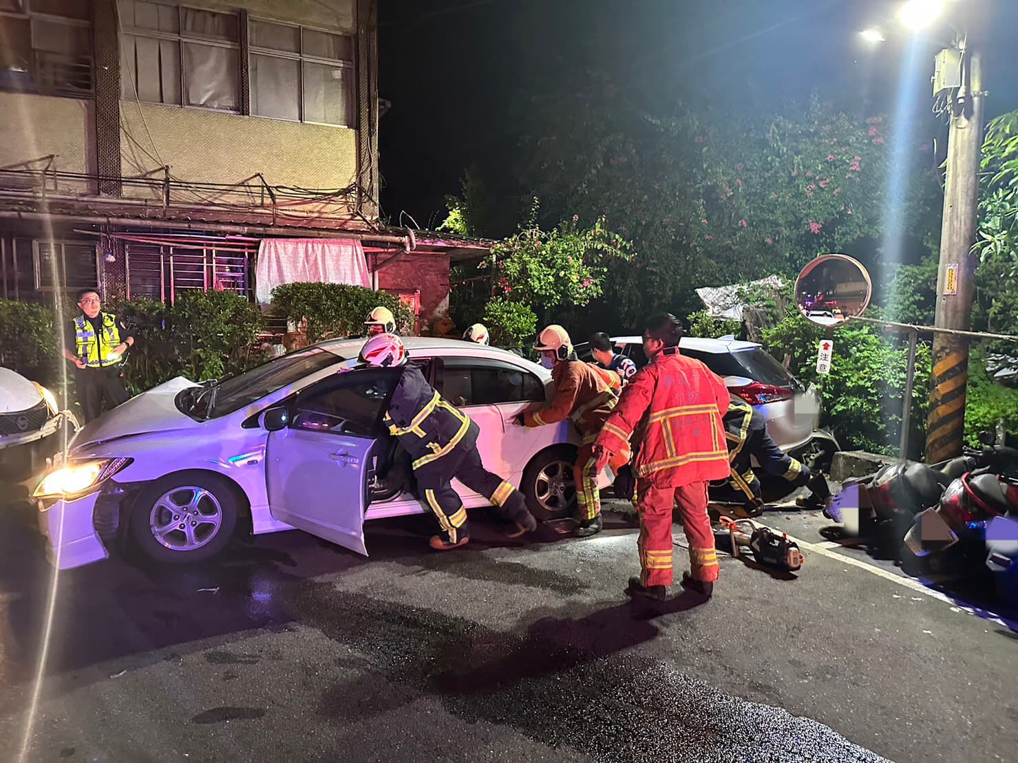 多名警消獲報到場救出夾在車門縫隙的高男。(翻攝畫面)