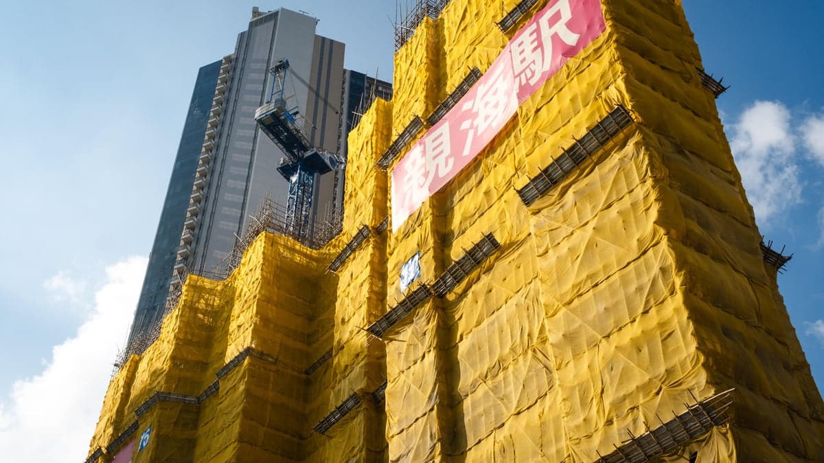 長實董事會主席李澤鉅日前表示,香港房市與3年前相比,目前利率下跌的可能性較高,地價也已跌至接近政府的成本價。(翻自《中國報》)