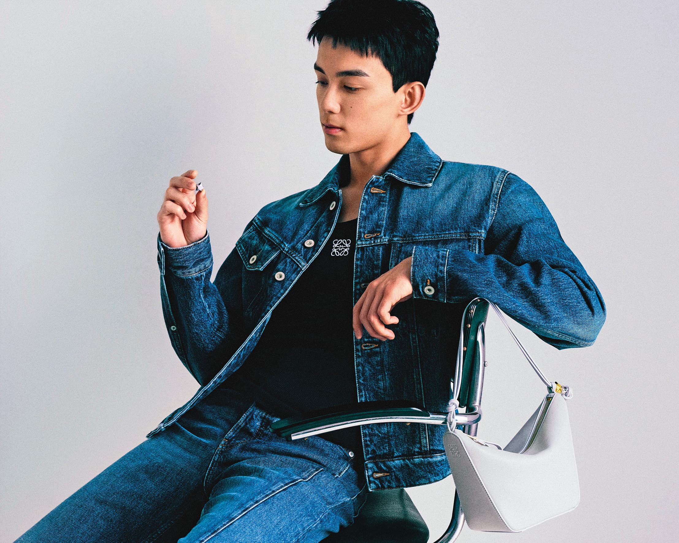 LOEWE品牌大使吳磊身邊的Hammock Hobo迷霧灰星星綴飾肩背包。NT$59,000（LOEWE提供）