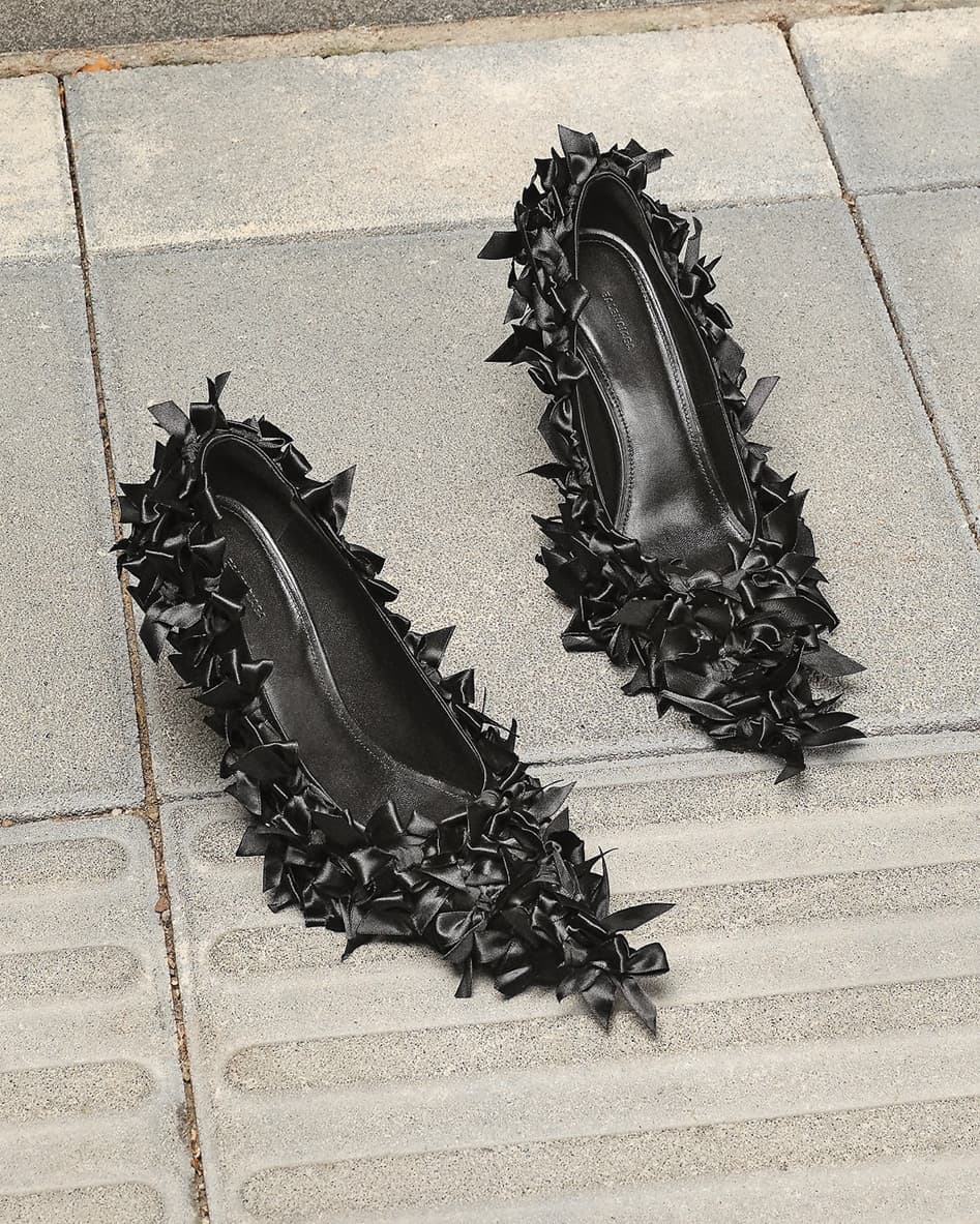 Marie Antoinette高跟鞋被蝴蝶結緞帶覆蓋。NT$56,700（BALENCIAGA提供）
