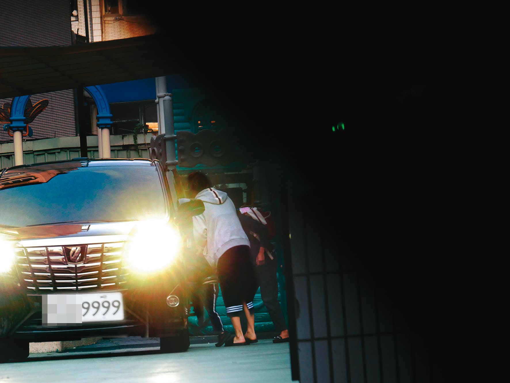 2018年，錢帥君搭乘保母廂型車去幼稚園接孩子，車牌號碼也是9999。