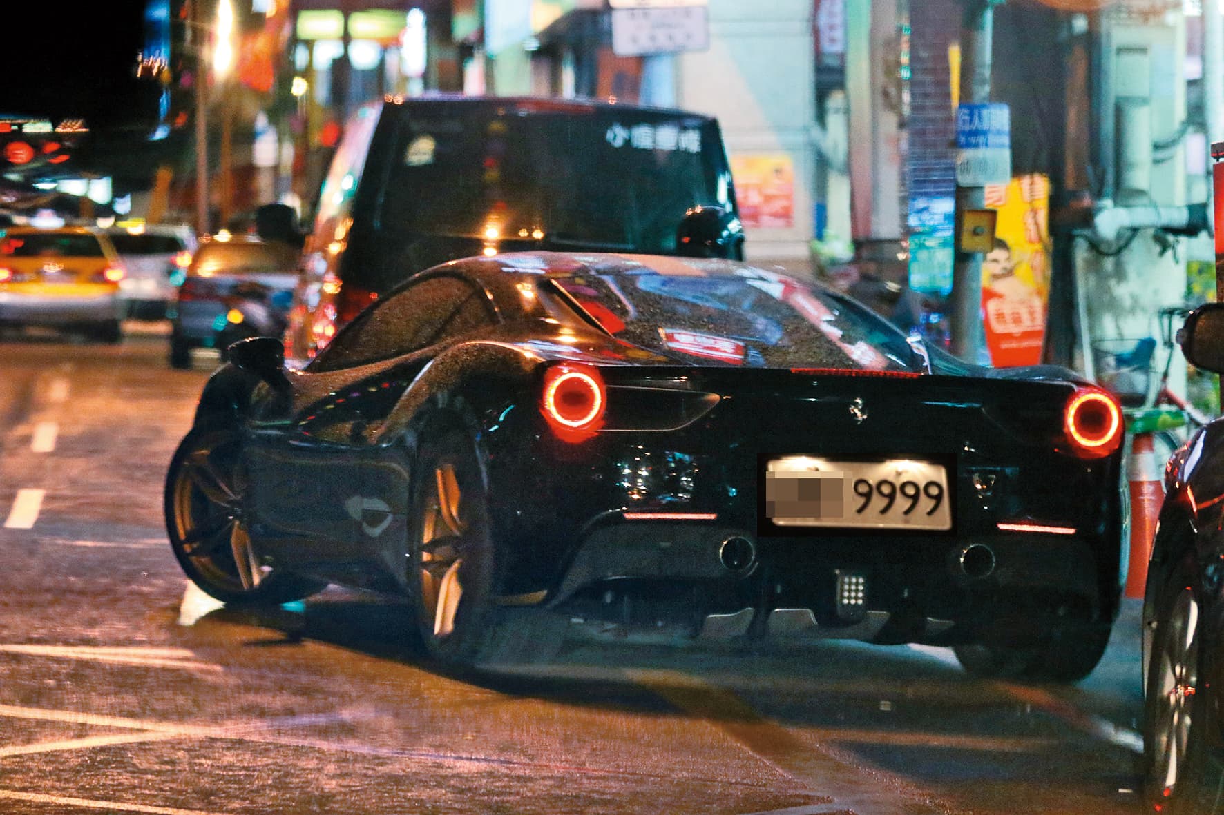 早先錢帥君外出時，曾開著「黃金車牌」法拉利豪車代步。