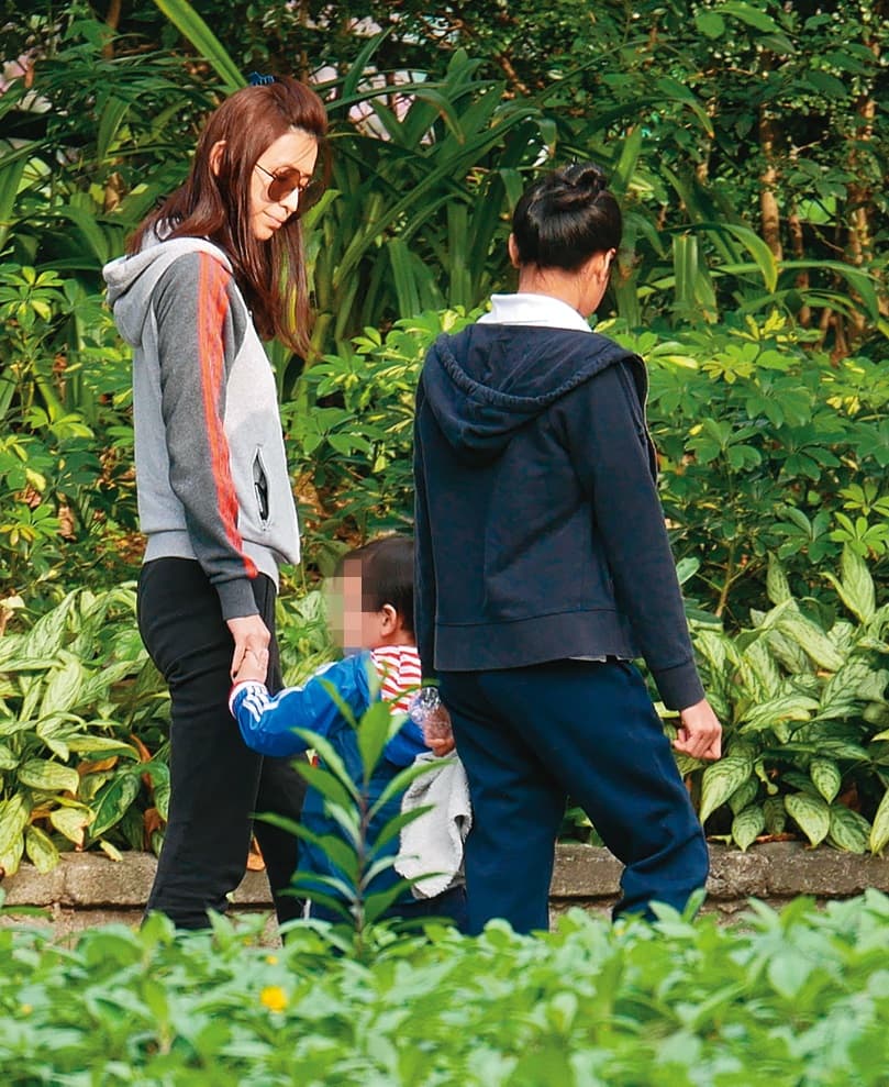 2018年，本刊曾直擊錢帥君（左）帶著小孩到公園散步。