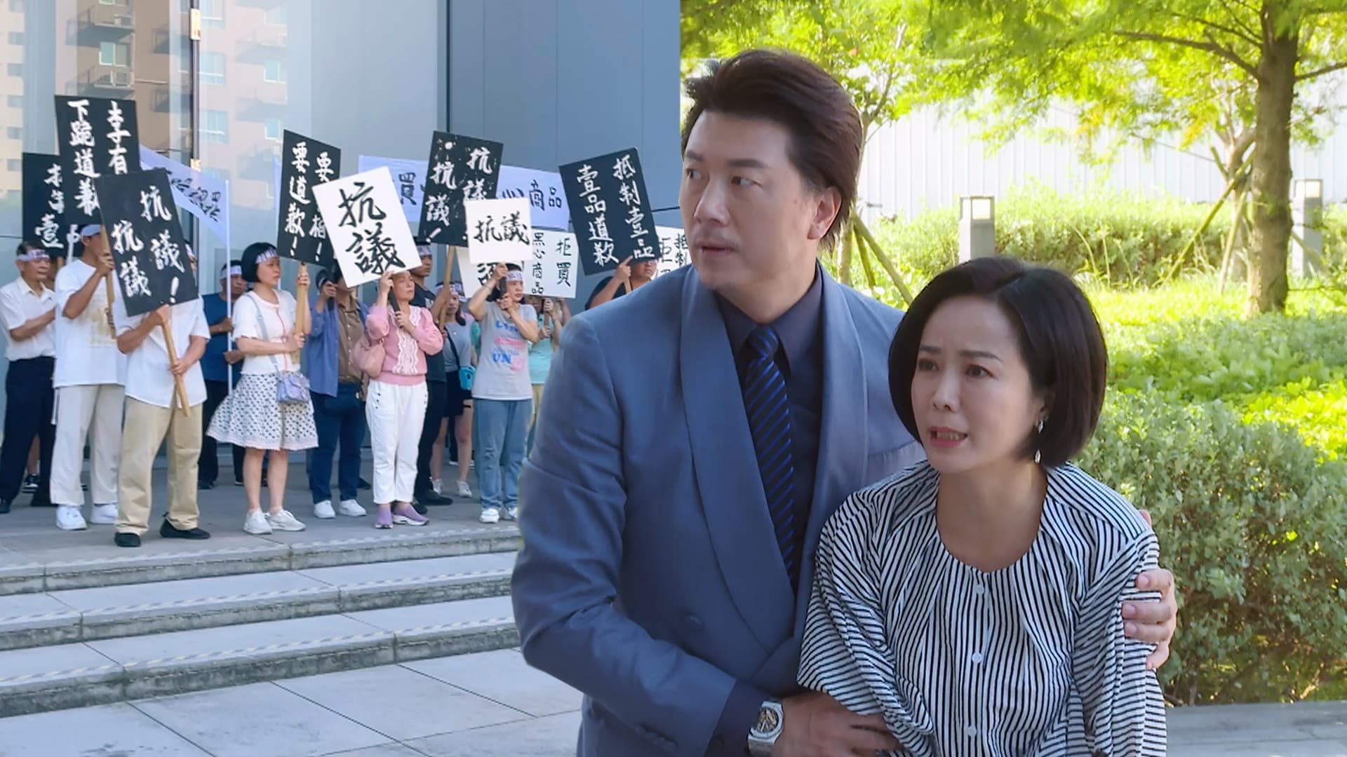 《娛樂超skr》直擊8點檔《市井豪門》外景拍攝，看吳皓跟陳仙梅私下拌嘴讓主持人招架不住。（民視提供）