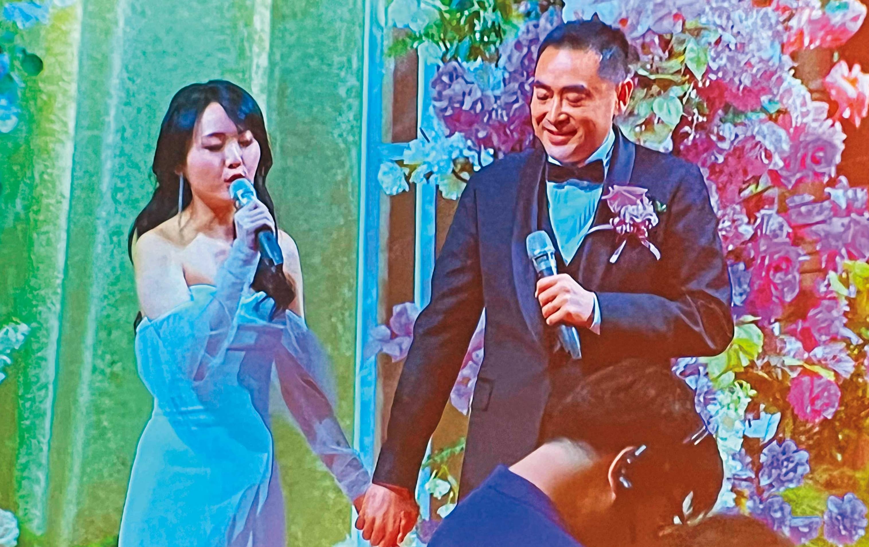 林知延(右)和新婚妻子林俋賢(左)在婚宴上深情對唱英文老歌,讓賓客直呼驚喜。(讀者提供)