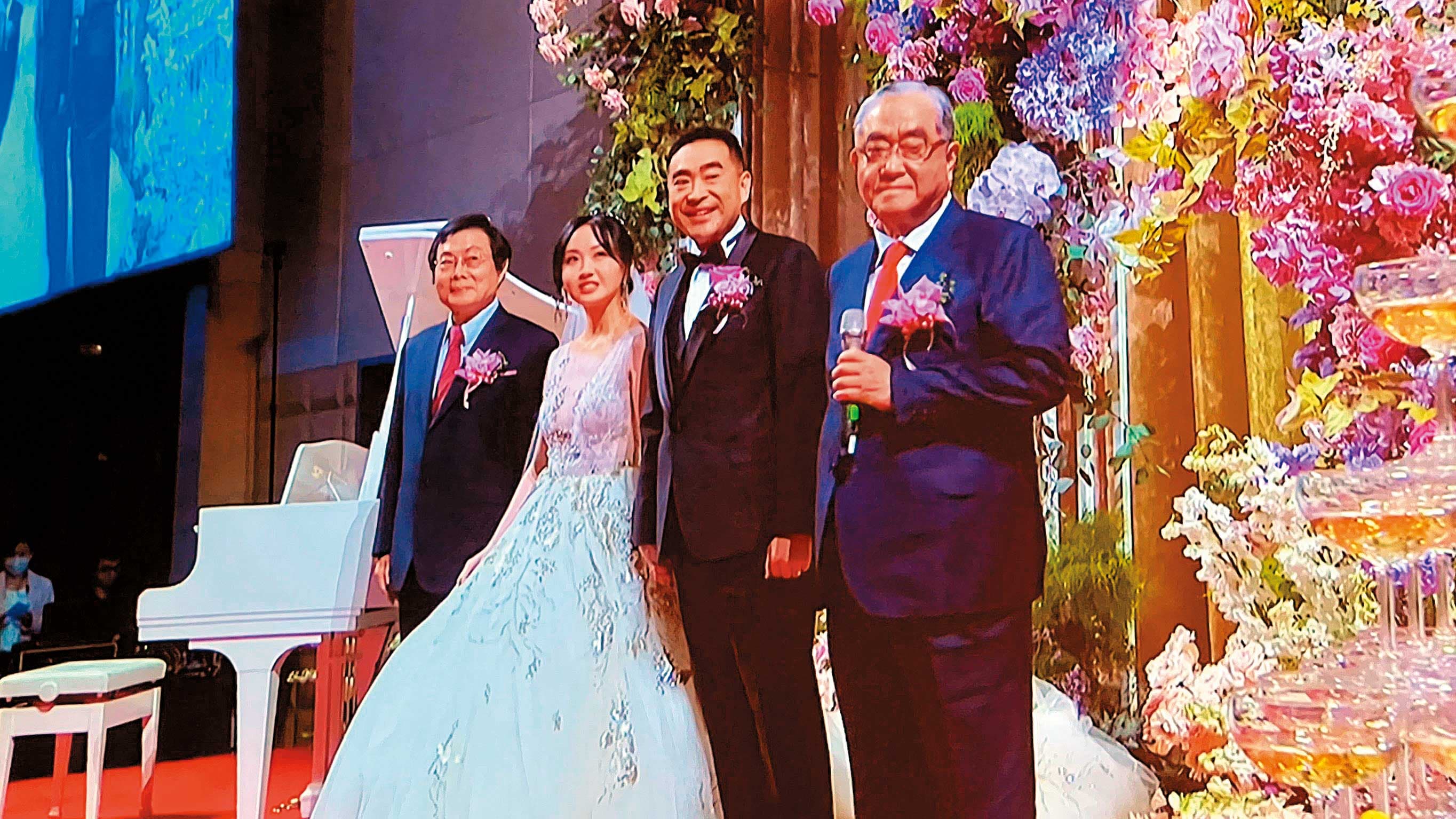林知延(右2)今年一口氣完成結婚、生子的人生大事,讓老爸林明成(右1)好欣慰。左1為女方父親林水龍。(讀者提供)