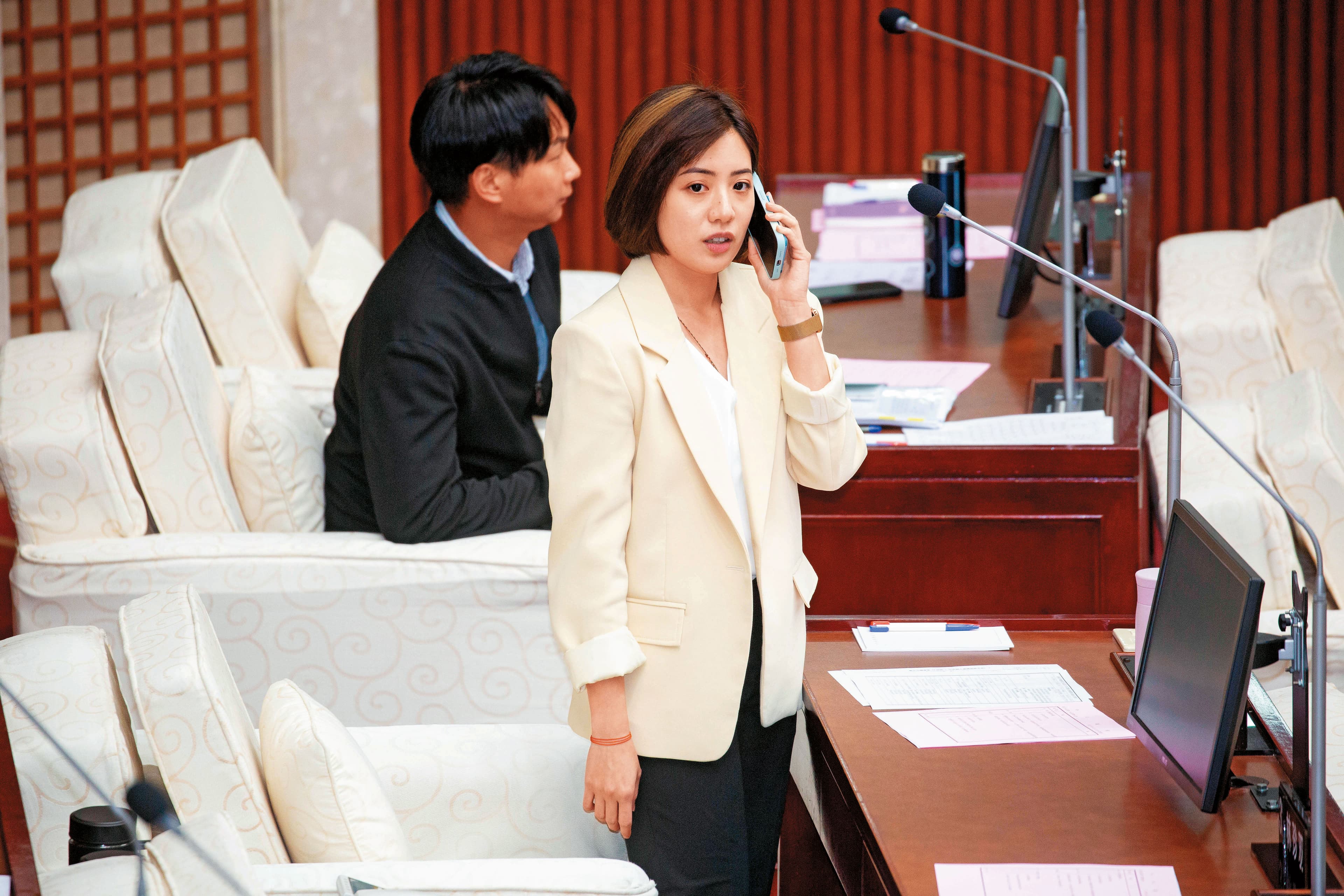 台北市議員黃瀞瑩(右)是天母人,長期擔任前台北市長柯文哲的幕僚。