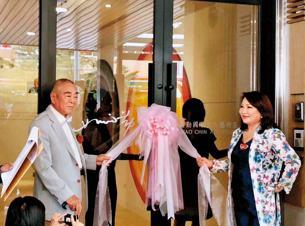 身價逾15億元的蕭勤,生前至澳門美高梅酒店參與自己作品《光之躍動2016》的展出。(翻攝吳素琴臉書)