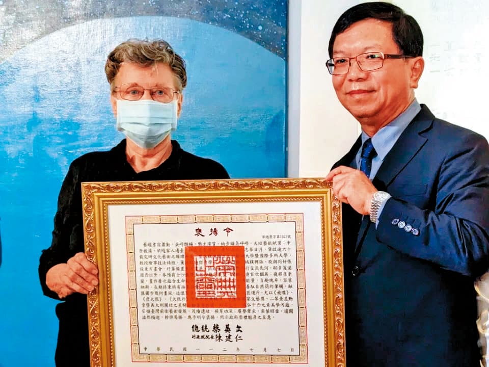 文化部次長李龍權代表總統頒褒揚令給蕭勤,由其遺孀Monica(左)受贈。(文化部提供)