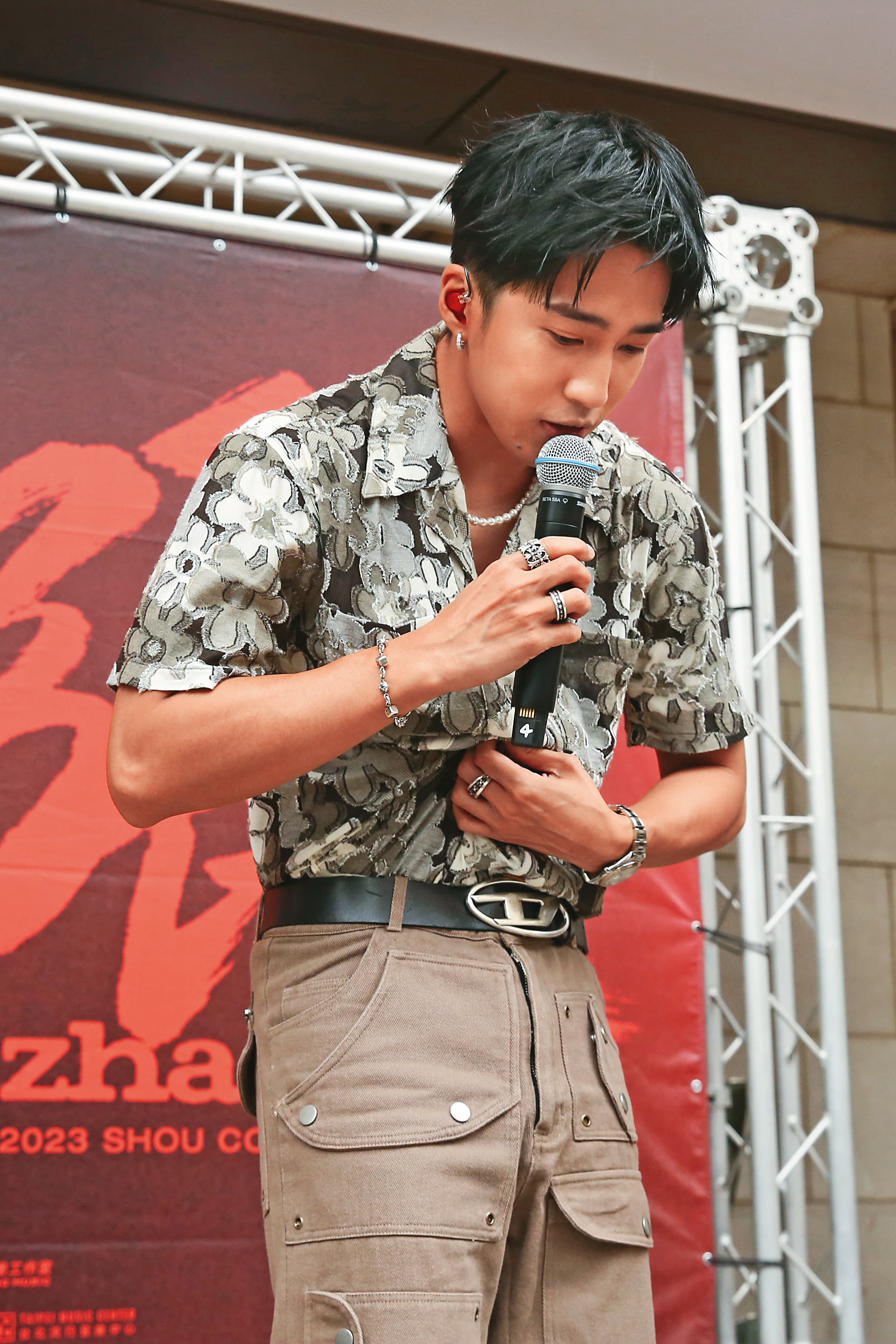 婁峻碩被拱脱衣曬肉,仍不願洩天「肌」。