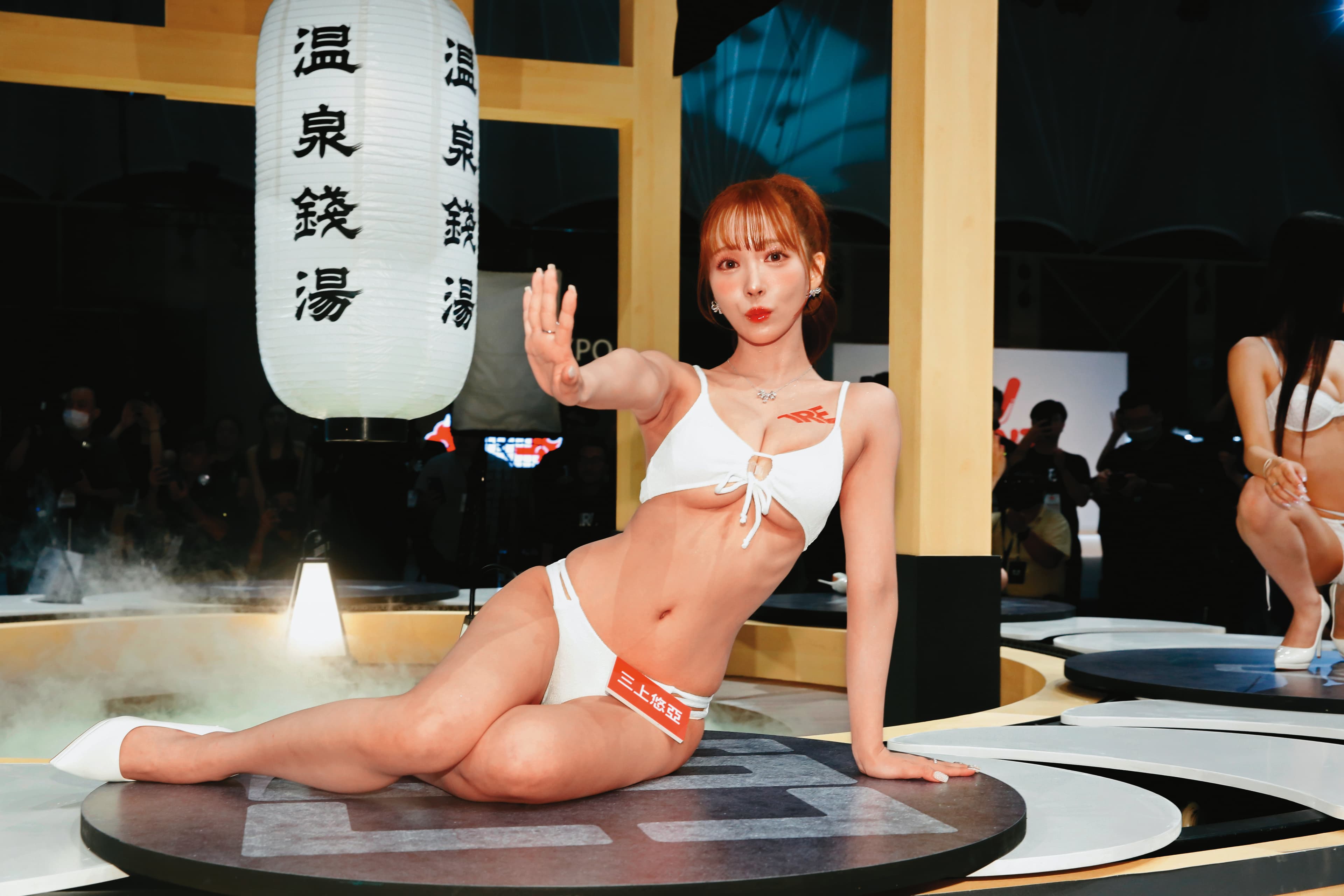 三上悠亞來台見粉絲,老司機沒被颱風吹暈,倒是被這「南半球」弄得好暈。(扶牆)