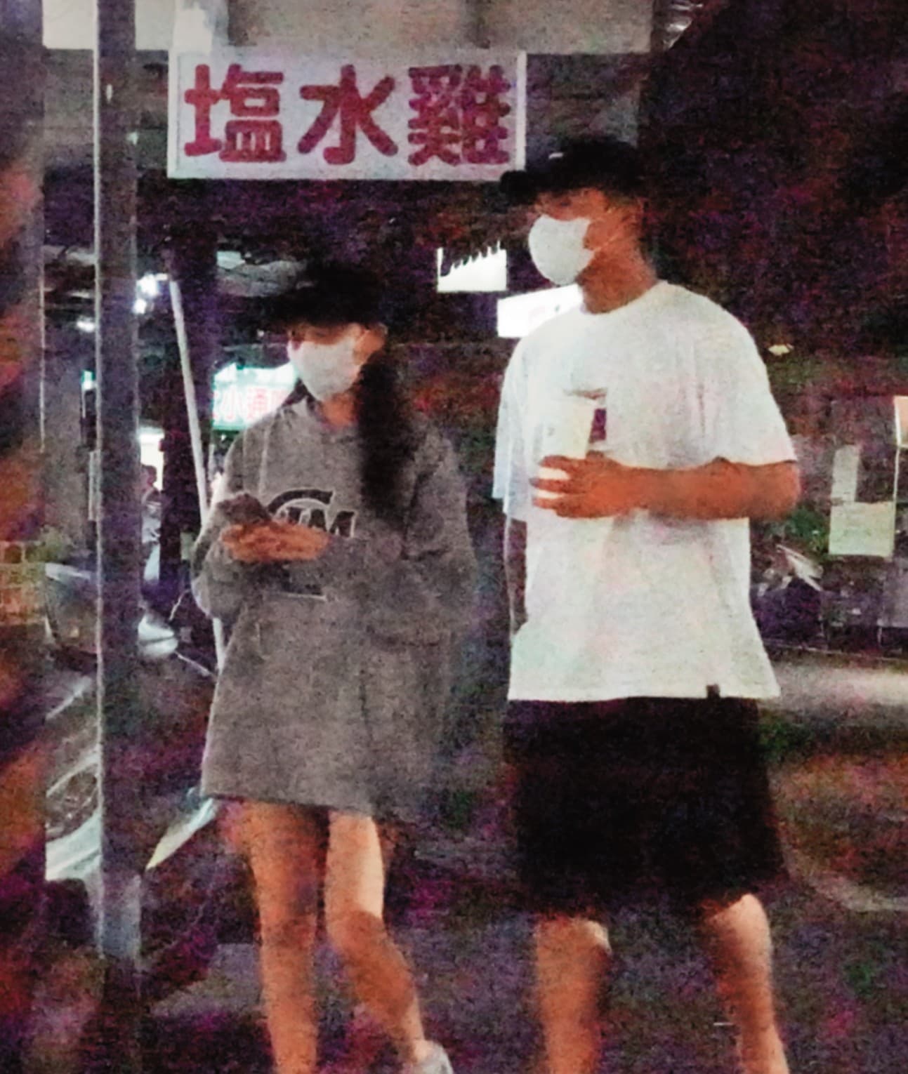 20:15,兩人在路上四處尋找吃晚餐的地方,林襄還滑手機幫忙找。