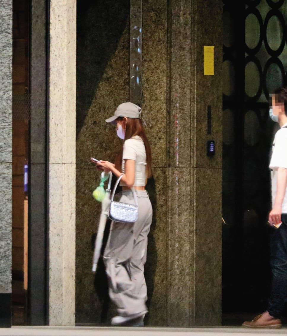 8/3 21:18,回到住家樓下,林襄一如往常從社區大門進去。
