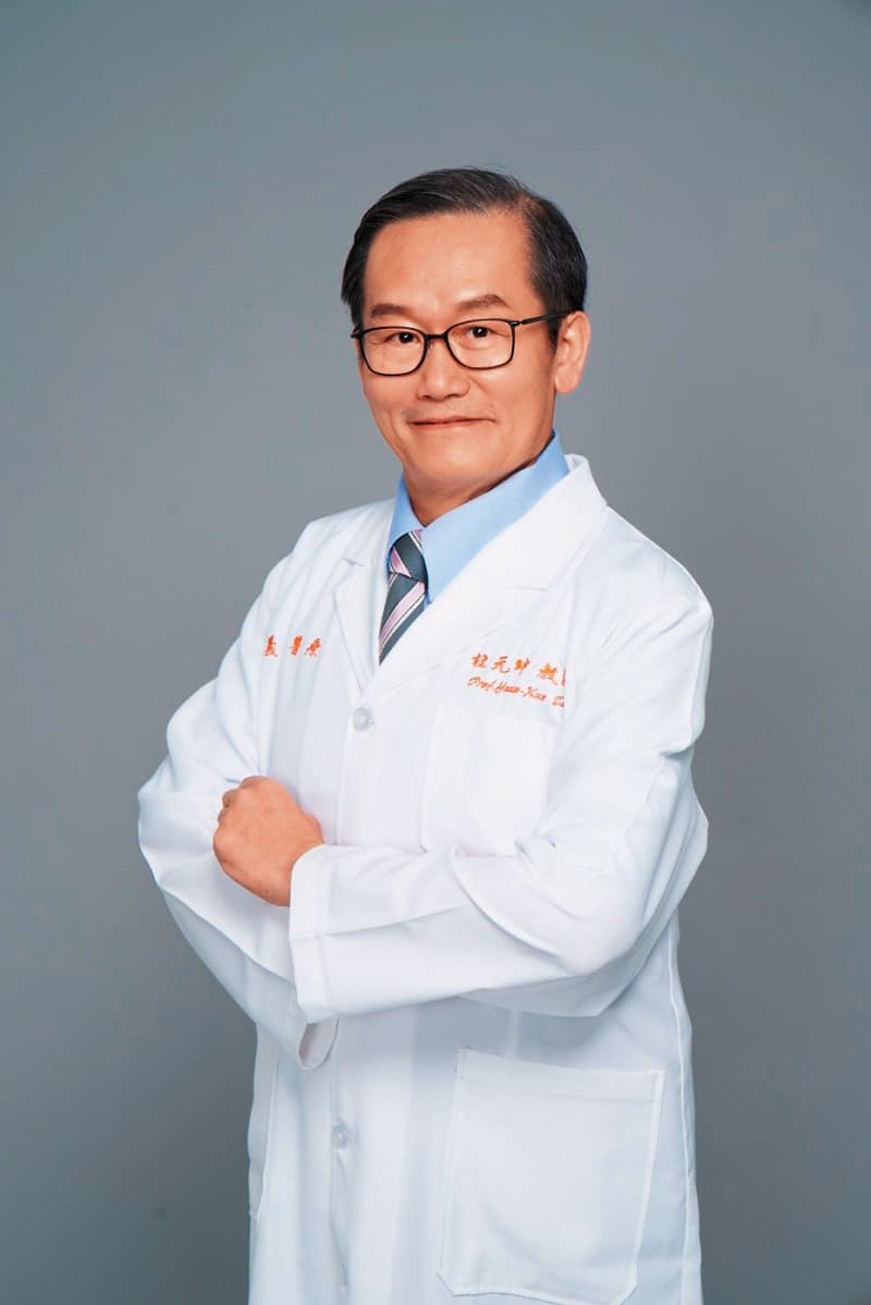 杜元坤是骨科名醫,曾獲醫療奉獻獎肯定,常至偏鄉駐診,至今捐款上億元做公益,名聲享譽國際。(高雄市政府毒防局提供)
