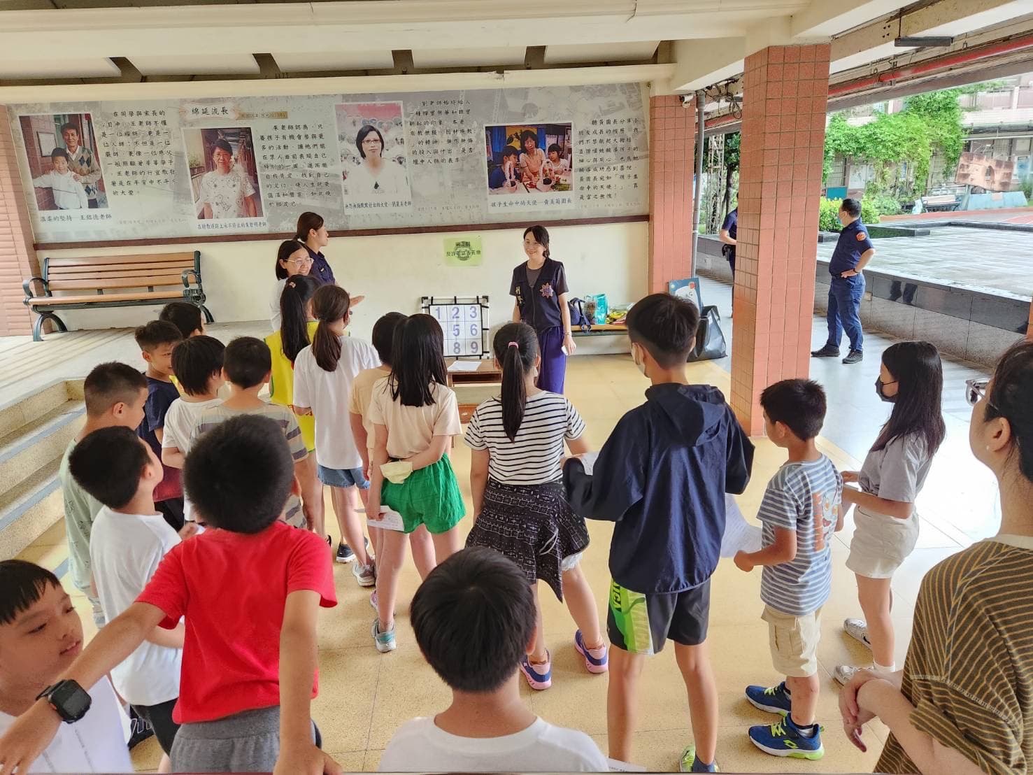 松山分局對學童宣導反詐觀念。(松山分局提供)