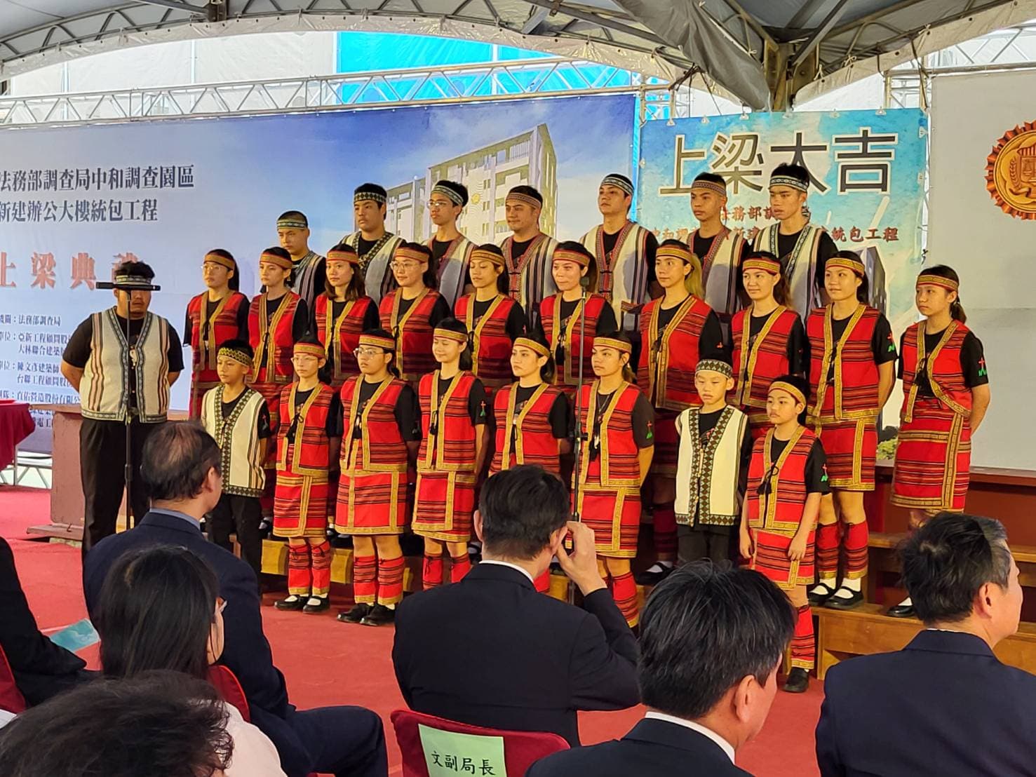 名聲響亮的六龜育幼院合唱團受邀北上至園區齊唱福音祝福工程順利。