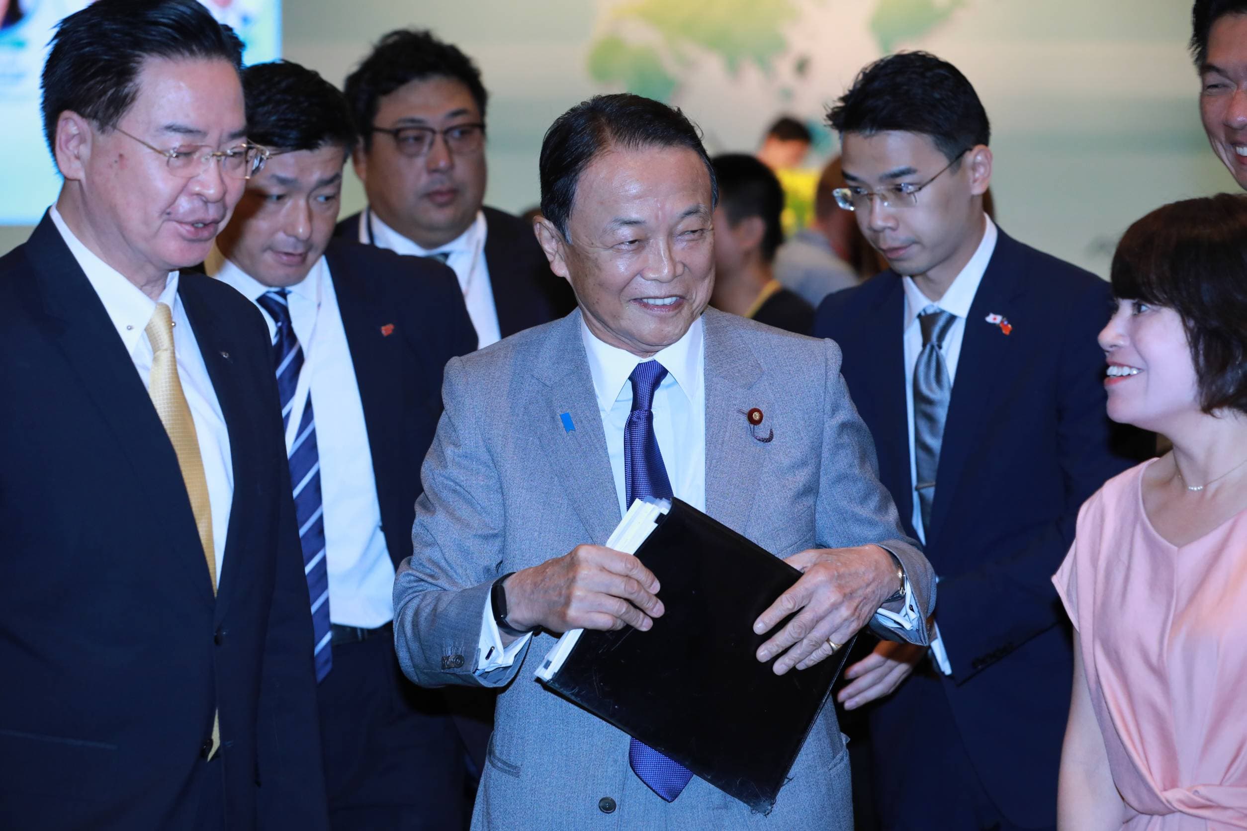 日本前首相麻生太郎率領眾議員訪問台灣,今上午出席凱達格蘭論壇發表演說。